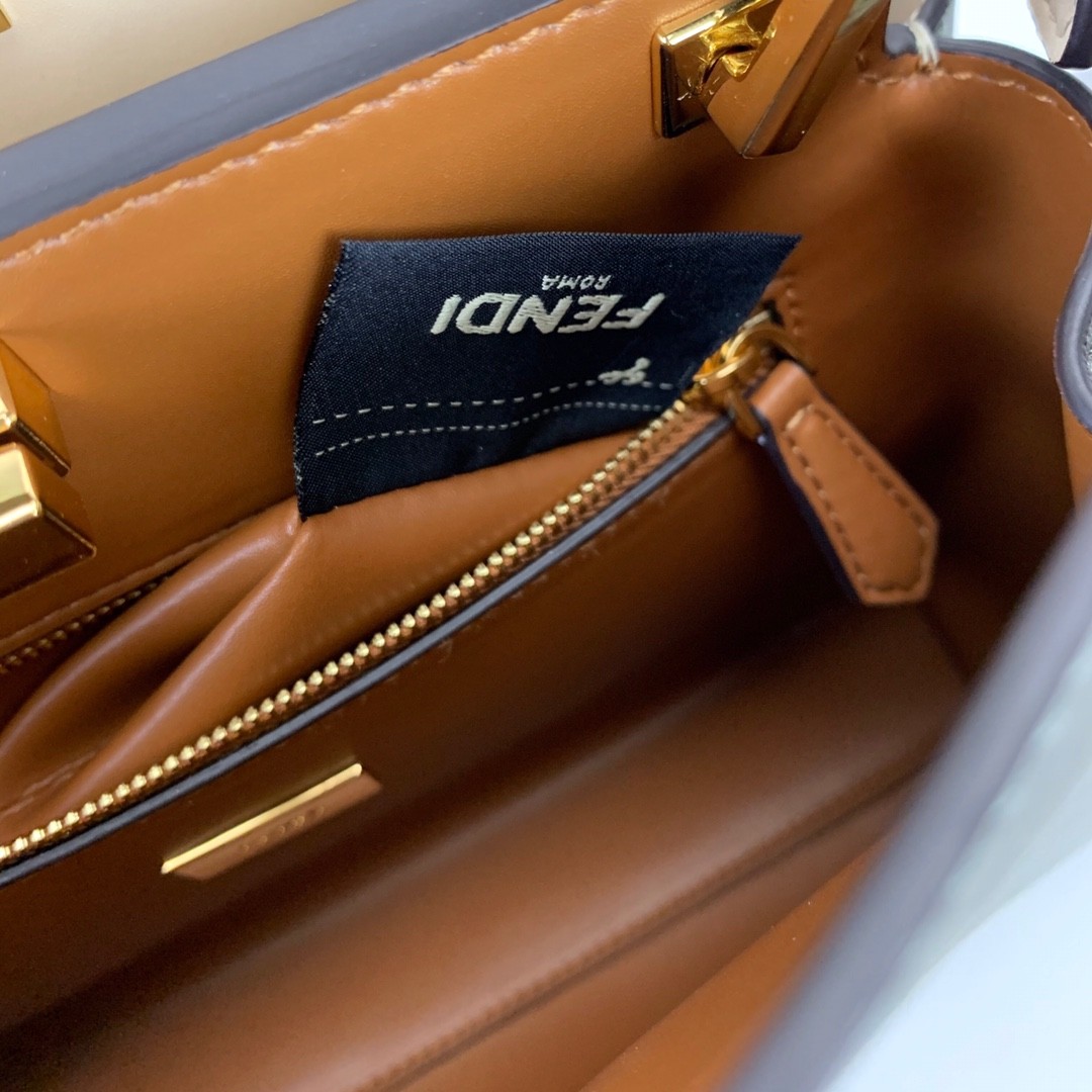 펜디 피카부 에센셜