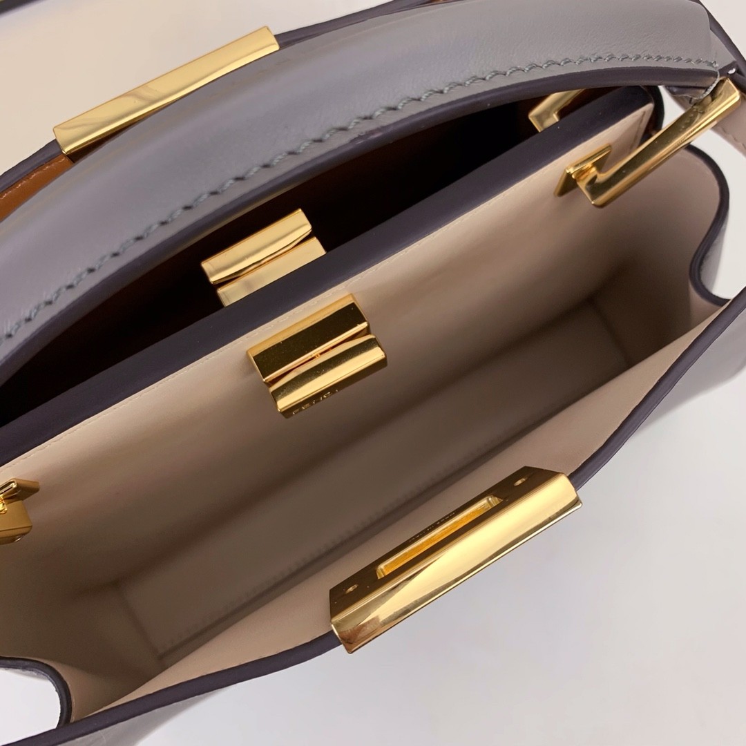 펜디 피카부 에센셜