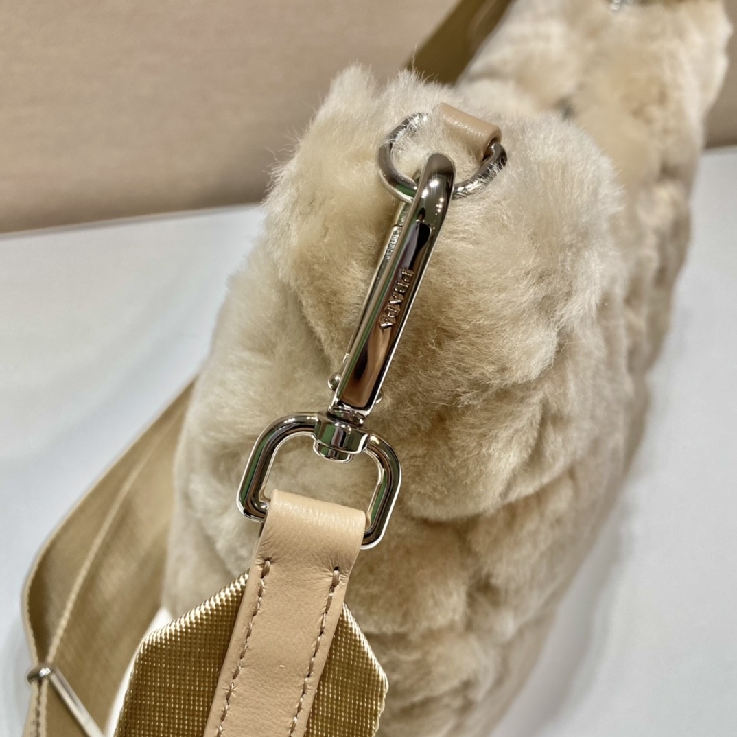 프라다 리나일론 패딩 호보백