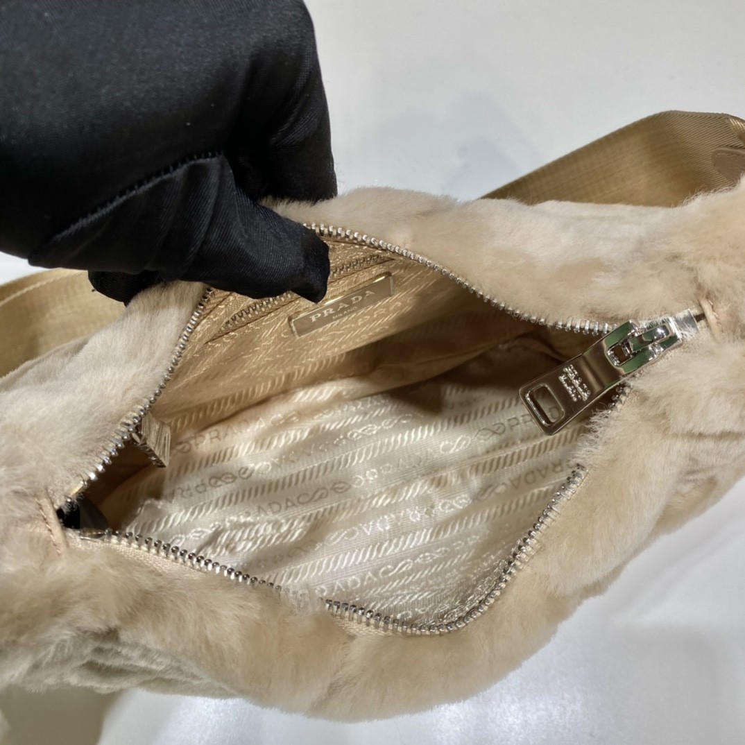 프라다 리나일론 패딩 호보백