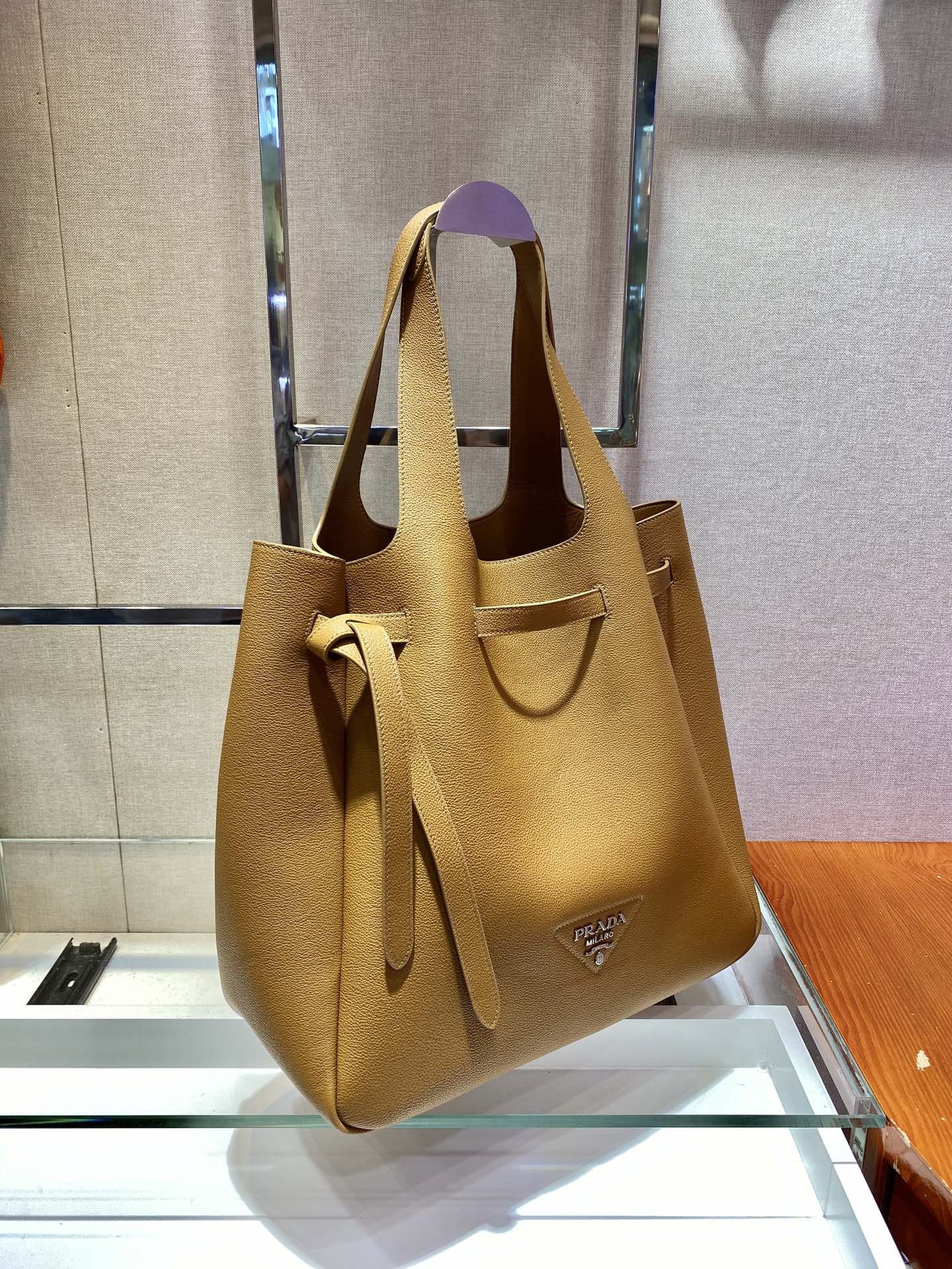 프라다 다이노 가죽 토트백