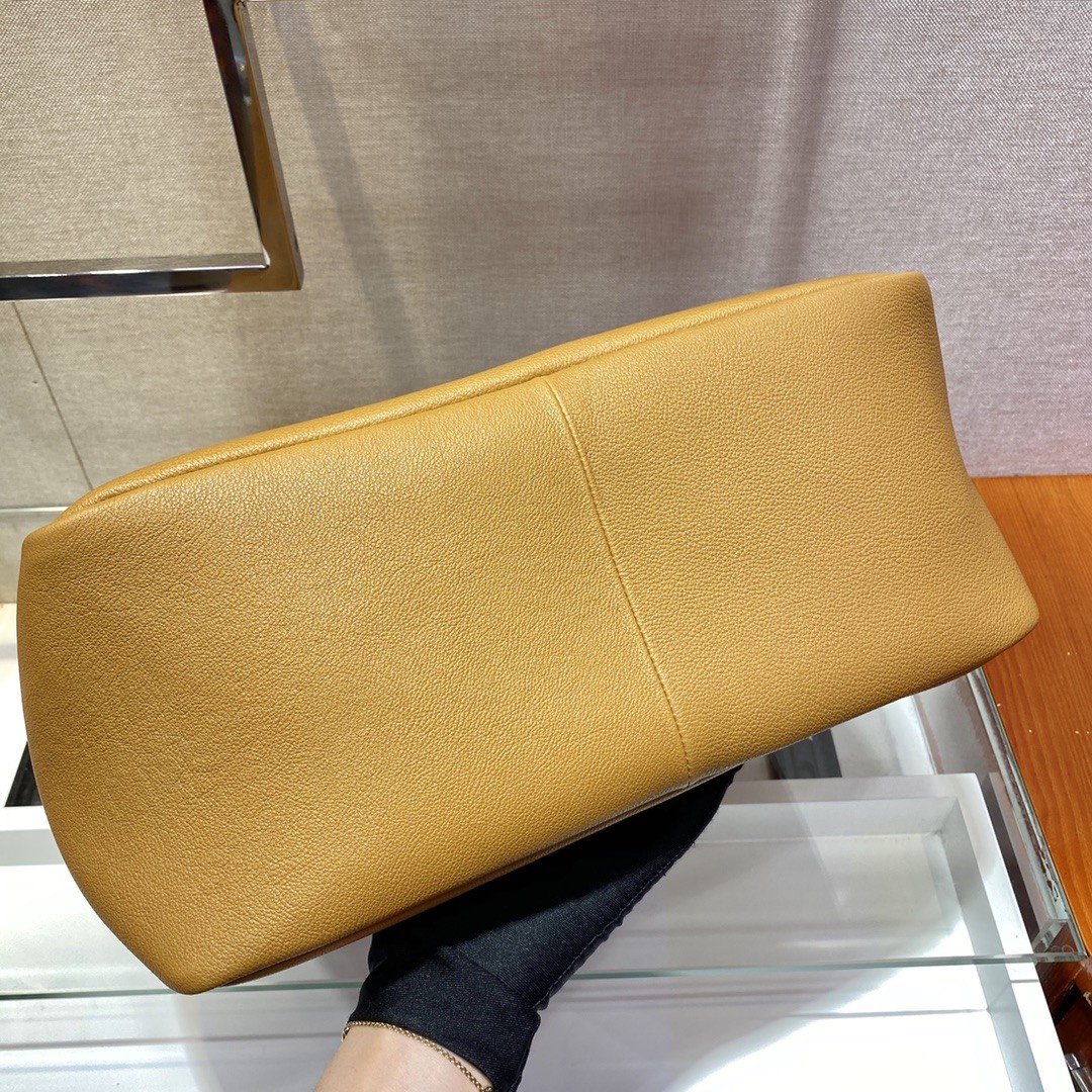 프라다 다이노 가죽 토트백