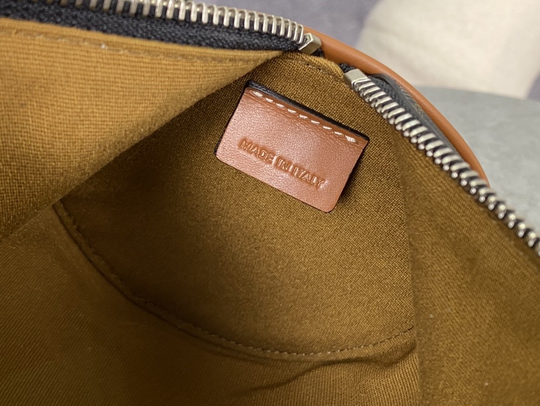 [CELINE-셀린느] 셀린느 트리옹프 캔버스 실린더 백 탄 [ 백경]