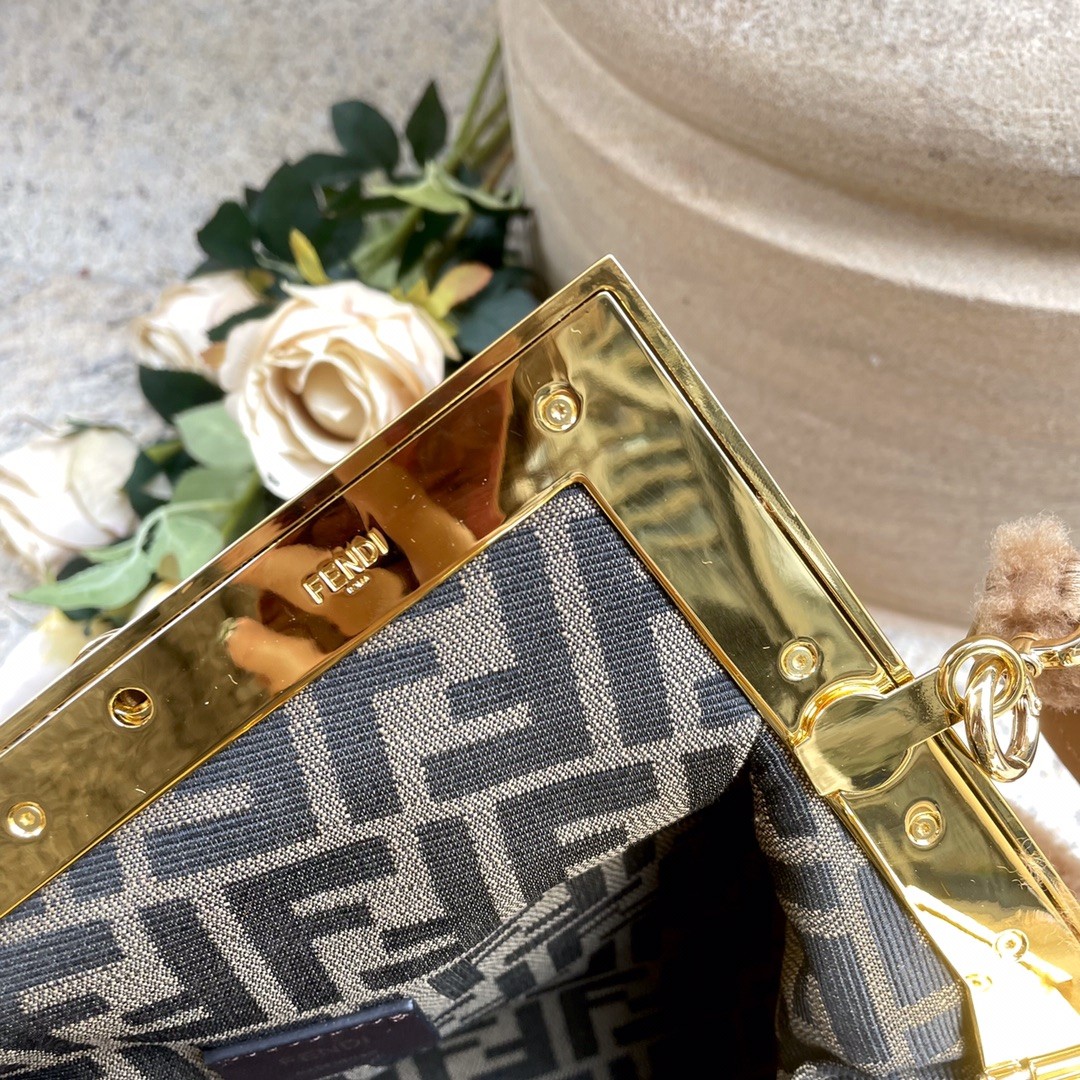 펜디 퍼스트 미디움 숄더백