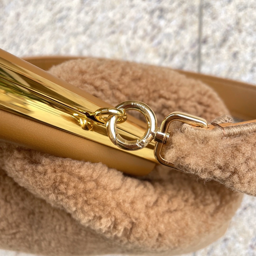 펜디 퍼스트 미디움 숄더백