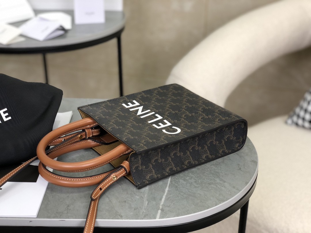 [CELINE-셀린느] 미니 버티컬 카바스 - CELINE 프린트 트리옹프 캔버스 & 카프스킨  [백경]