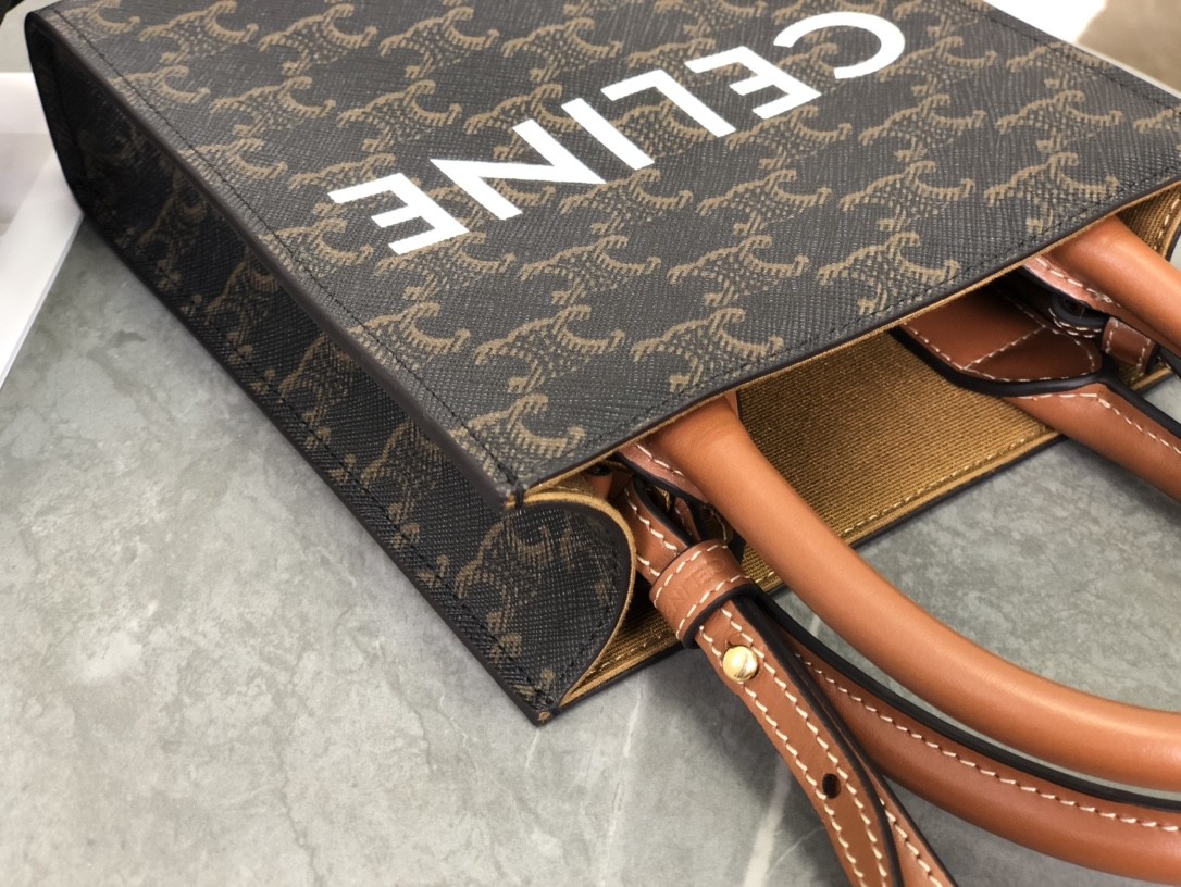 [CELINE-셀린느] 미니 버티컬 카바스 - CELINE 프린트 트리옹프 캔버스 & 카프스킨  [백경]