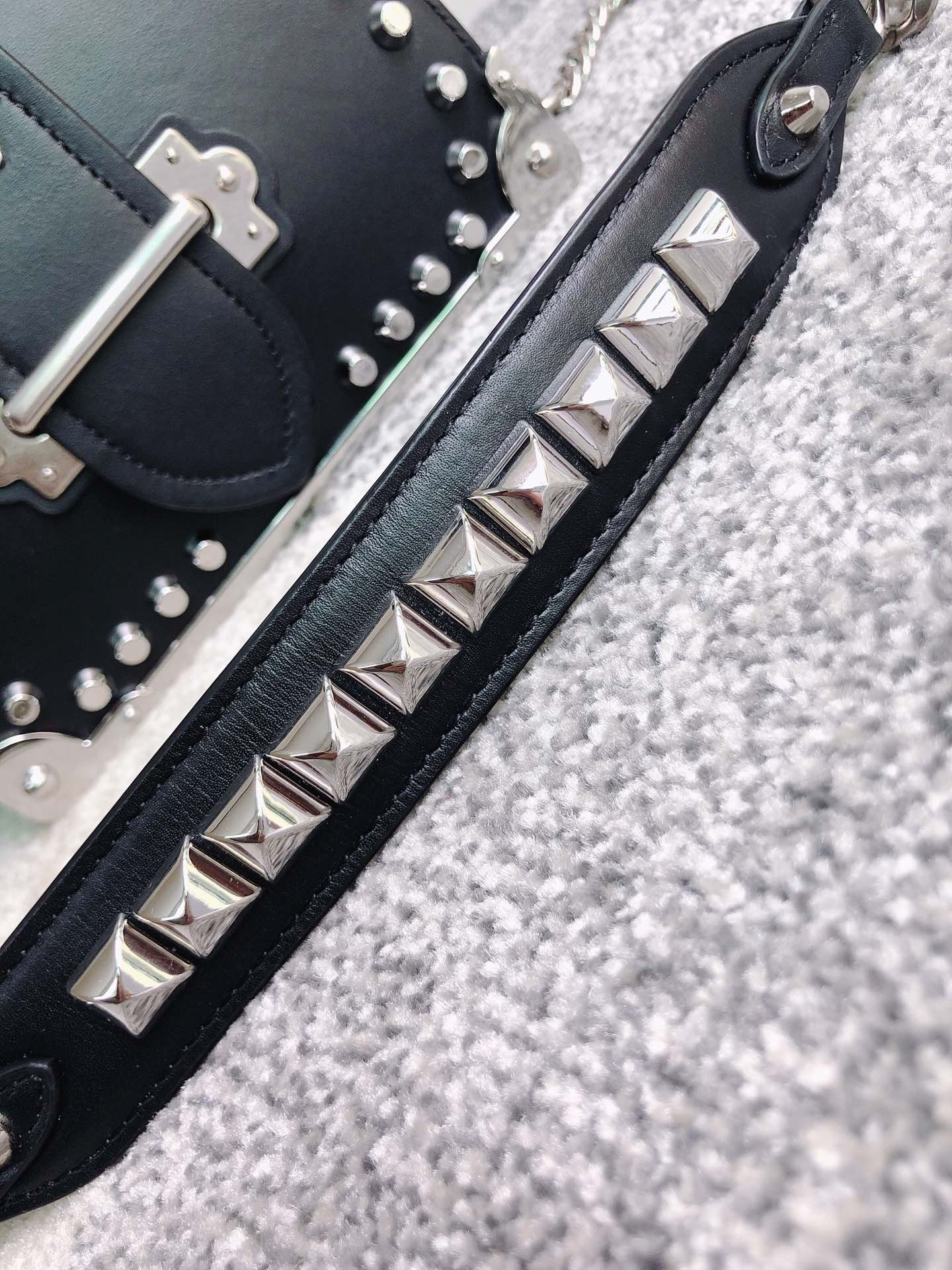 프라다 카이에 스터드 숄더백