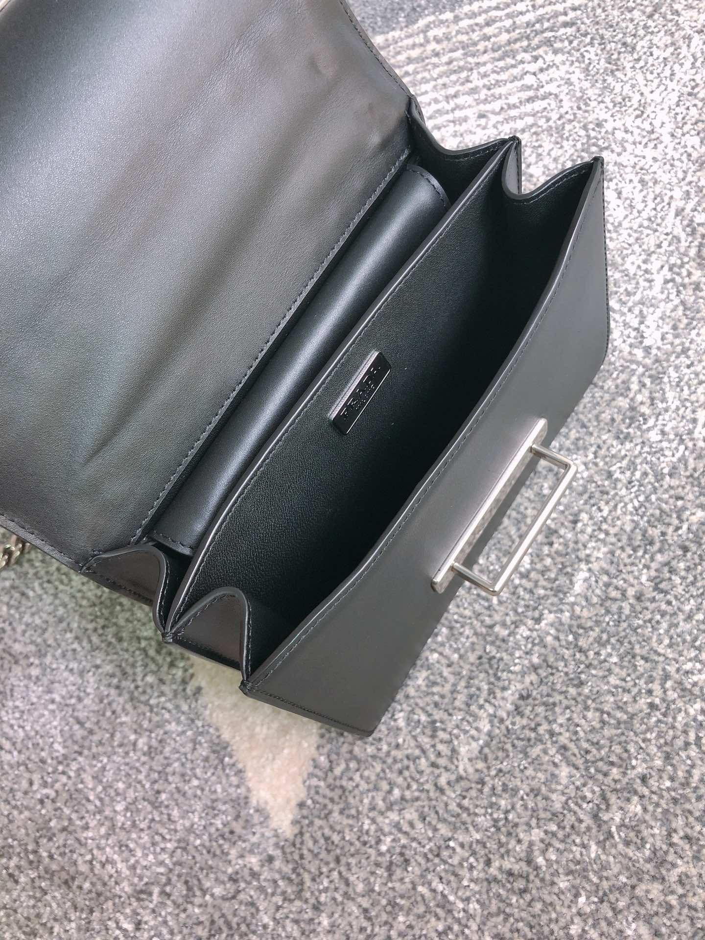 프라다 카이에 스터드 숄더백