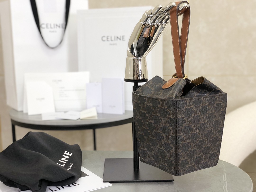 [CELINE-셀린느] 셀린느 트리옹프 캔버스 & 카프스킨 스트랩 박스 탄 [백경]