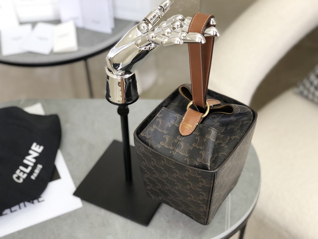 [CELINE-셀린느] 셀린느 트리옹프 캔버스 & 카프스킨 스트랩 박스 탄 [백경]