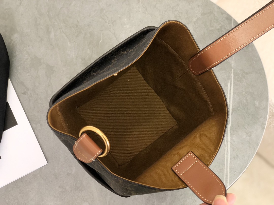 [CELINE-셀린느] 셀린느 트리옹프 캔버스 & 카프스킨 스트랩 박스 탄 [백경]