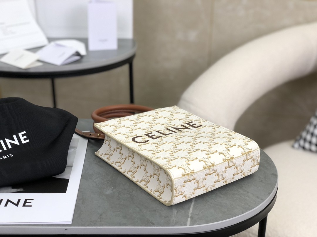 [CELINE-셀린느] 미니 버티컬 카바스 - CELINE 프린트 트리옹프 캔버스 & 카프스킨 화이트[백경]