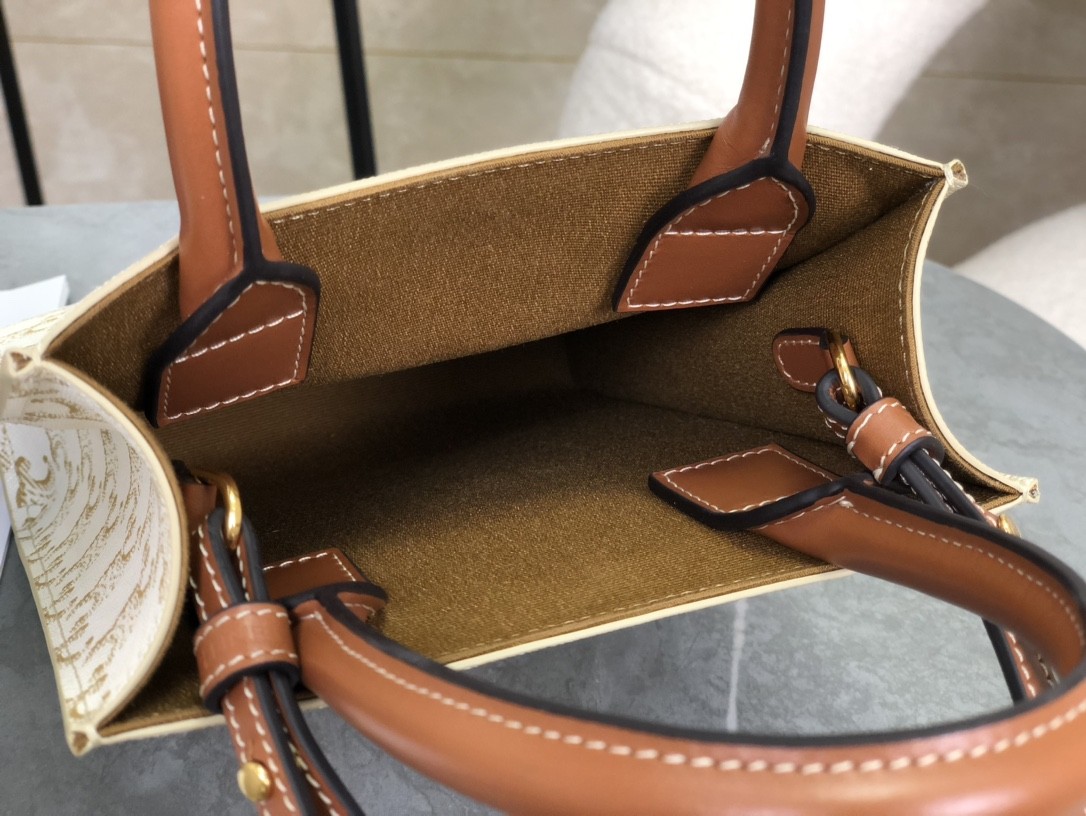 [CELINE-셀린느] 미니 버티컬 카바스 - CELINE 프린트 트리옹프 캔버스 & 카프스킨 화이트[백경]