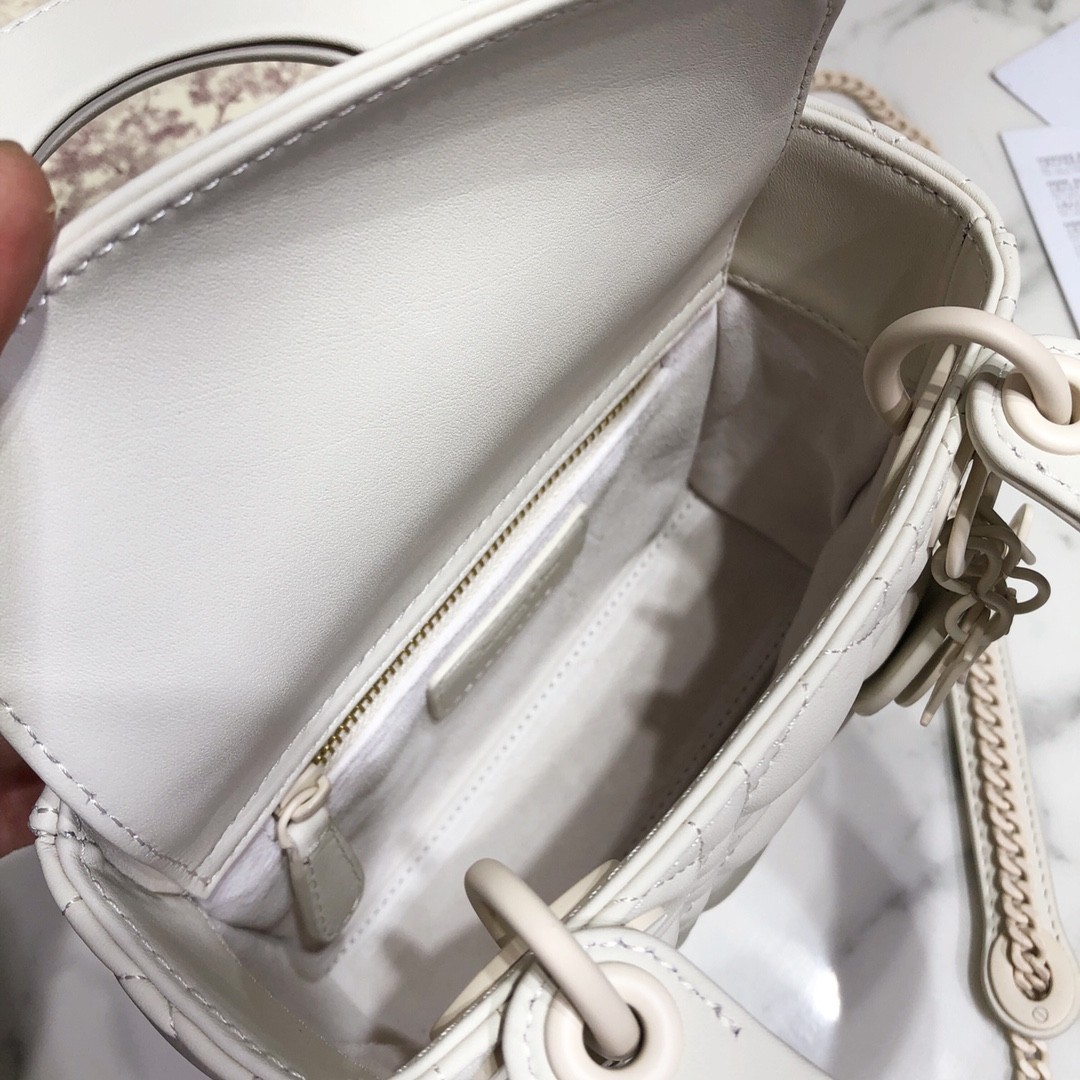 디올 레이디백 미니 램스킨 매트 (화이트)