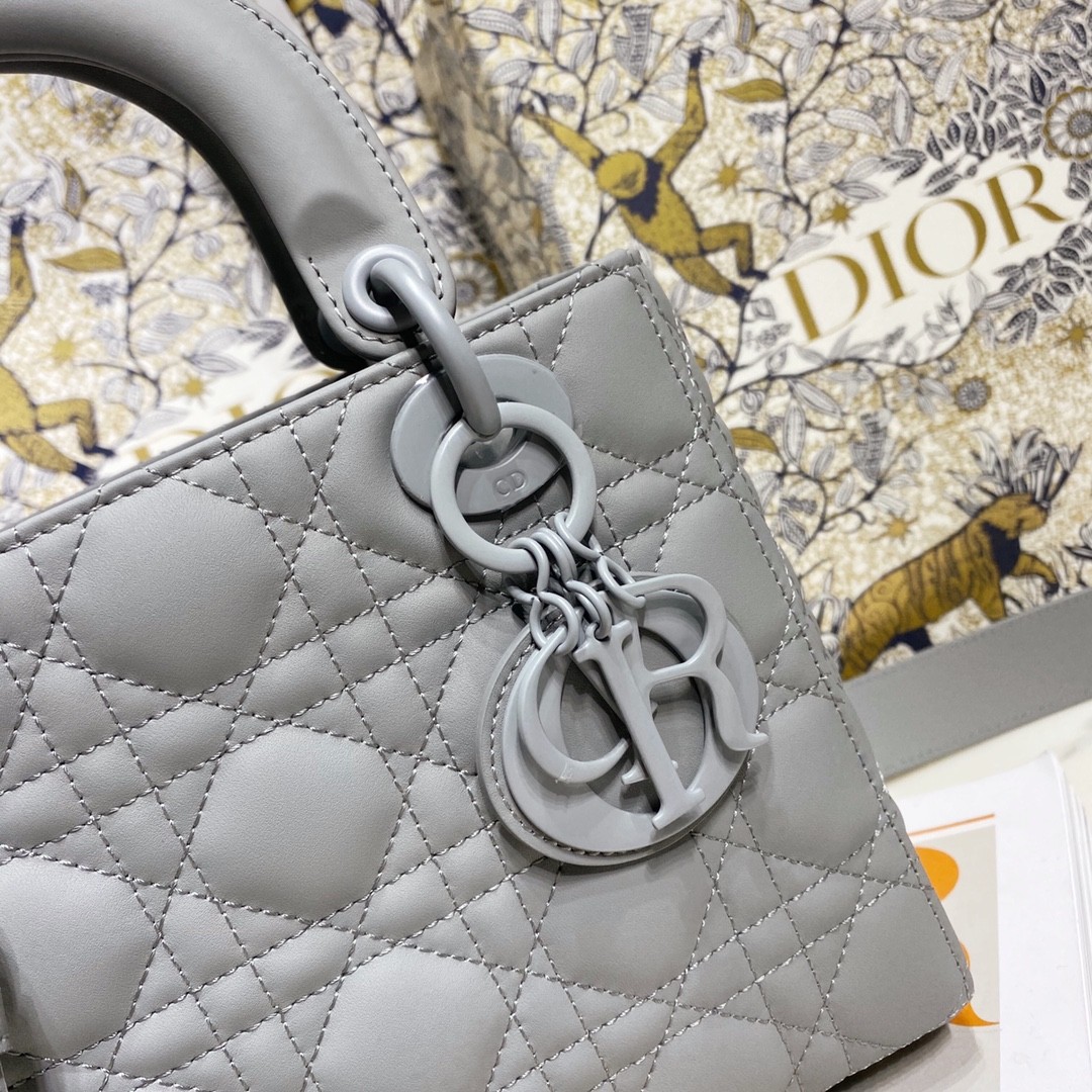 디올 레이디백 이니셜 벳지 매트 (그레이)