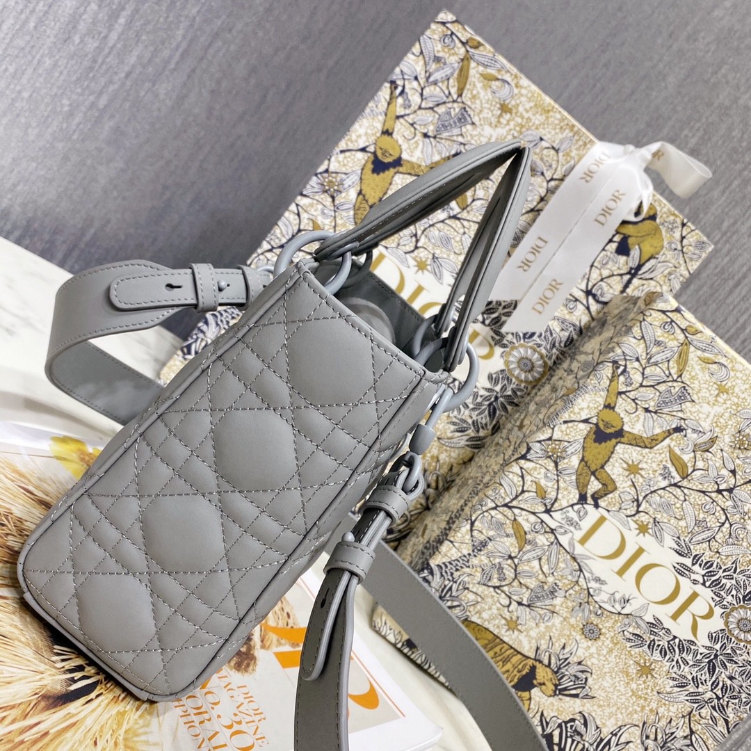 디올 레이디백 이니셜 벳지 매트 (그레이)