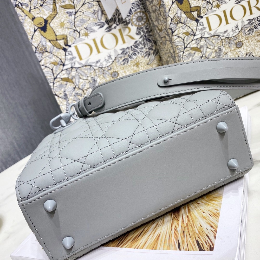 디올 레이디백 이니셜 벳지 매트 (그레이)