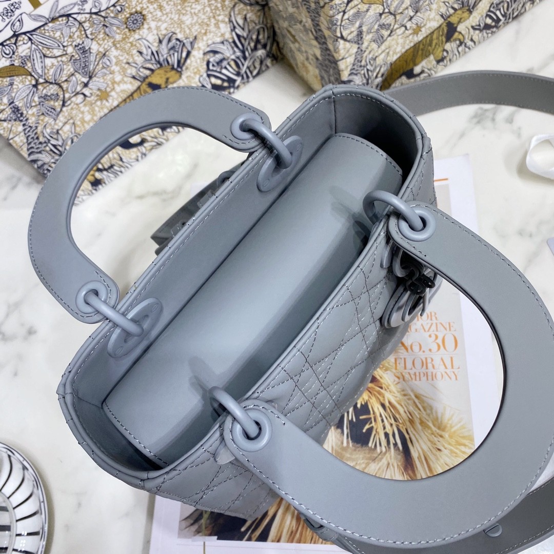 디올 레이디백 이니셜 벳지 매트 (그레이)