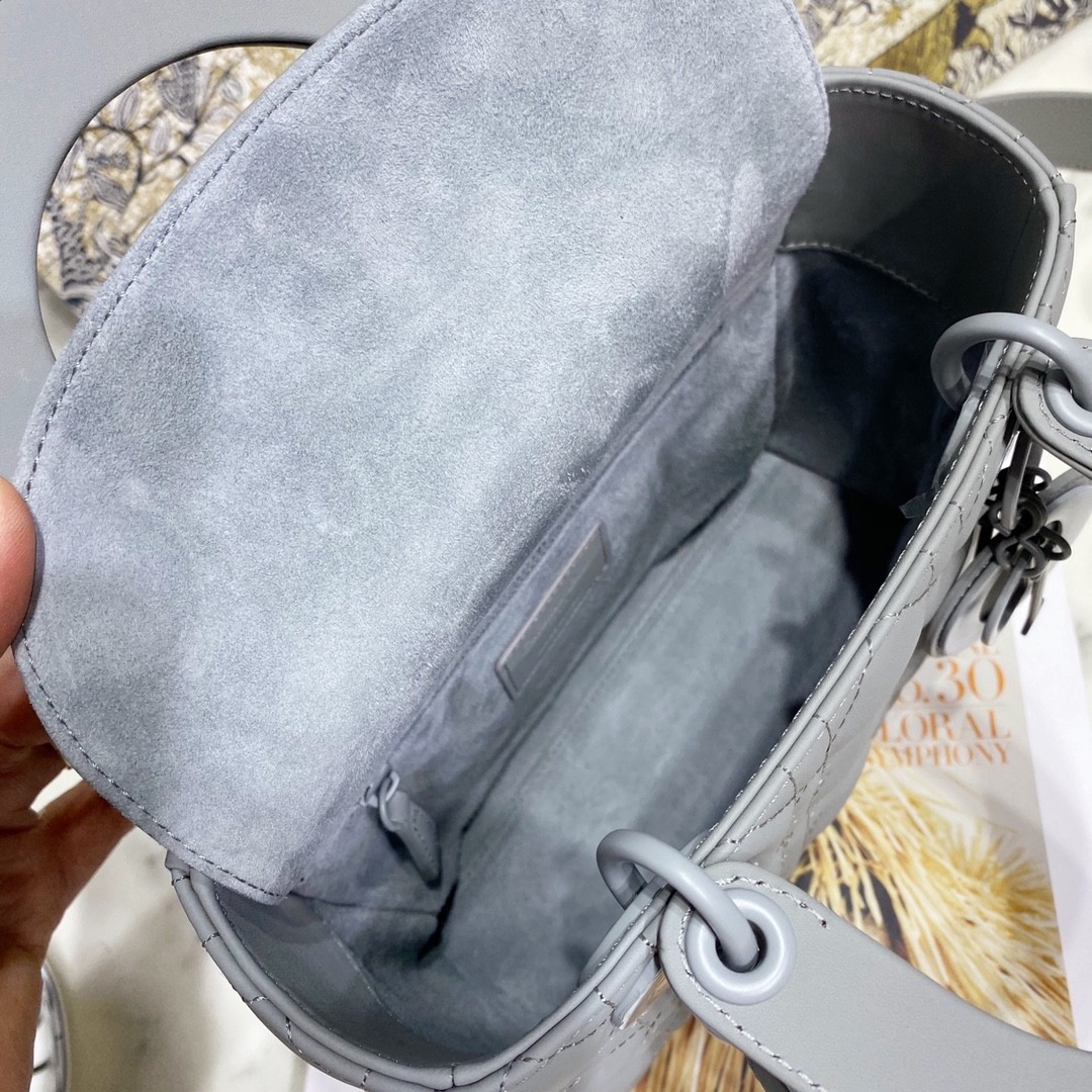 디올 레이디백 이니셜 벳지 매트 (그레이)