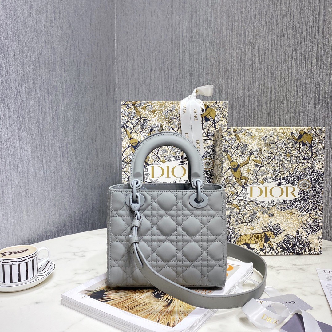 디올 레이디백 이니셜 벳지 매트 (그레이)