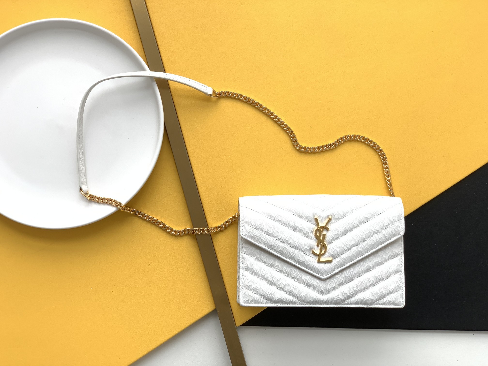 세인트로랑 엔벨로프 체인 크로스백 화이트 금장 (19cm)