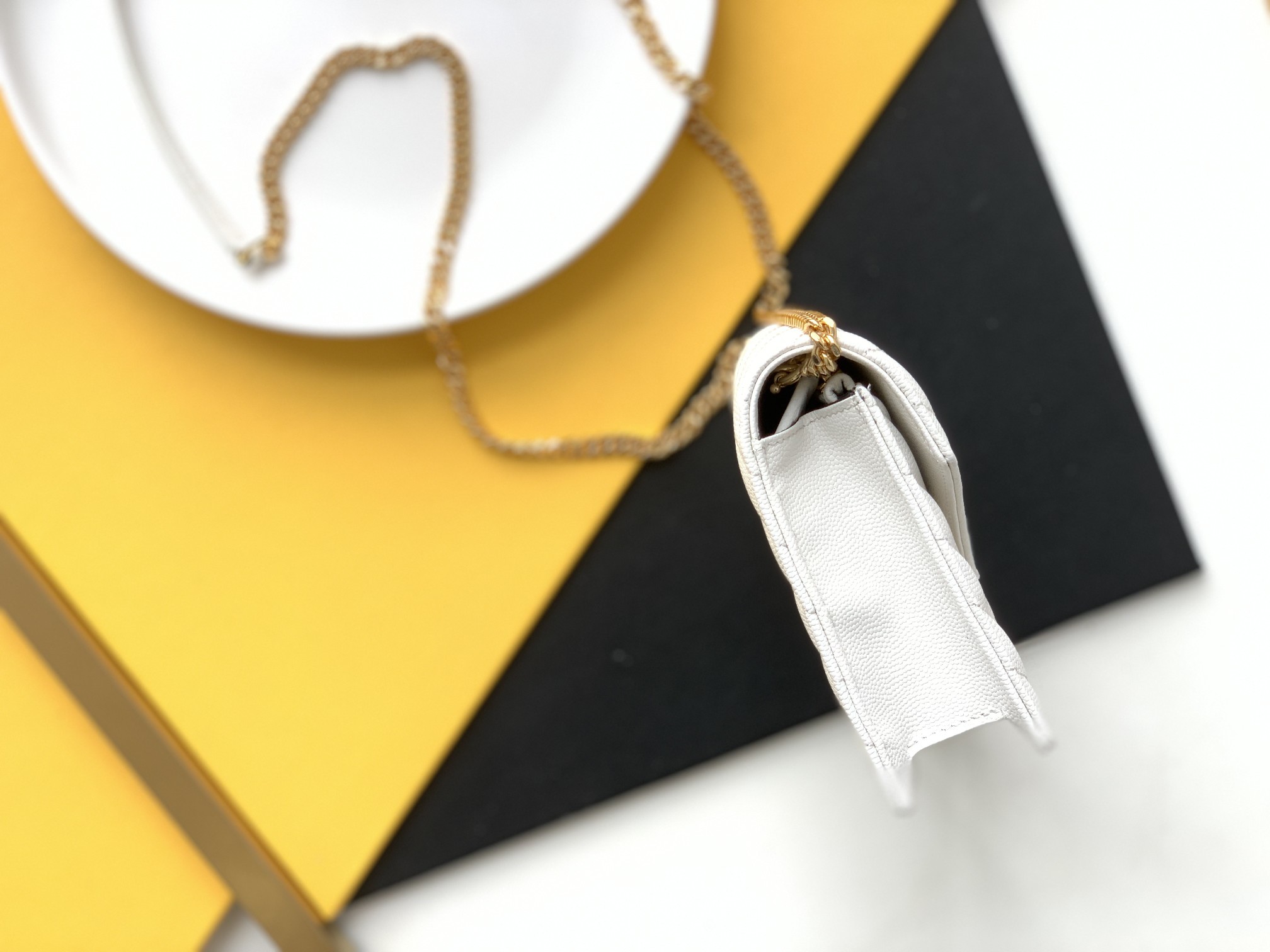 세인트로랑 엔벨로프 체인 크로스백 화이트 금장 (19cm)