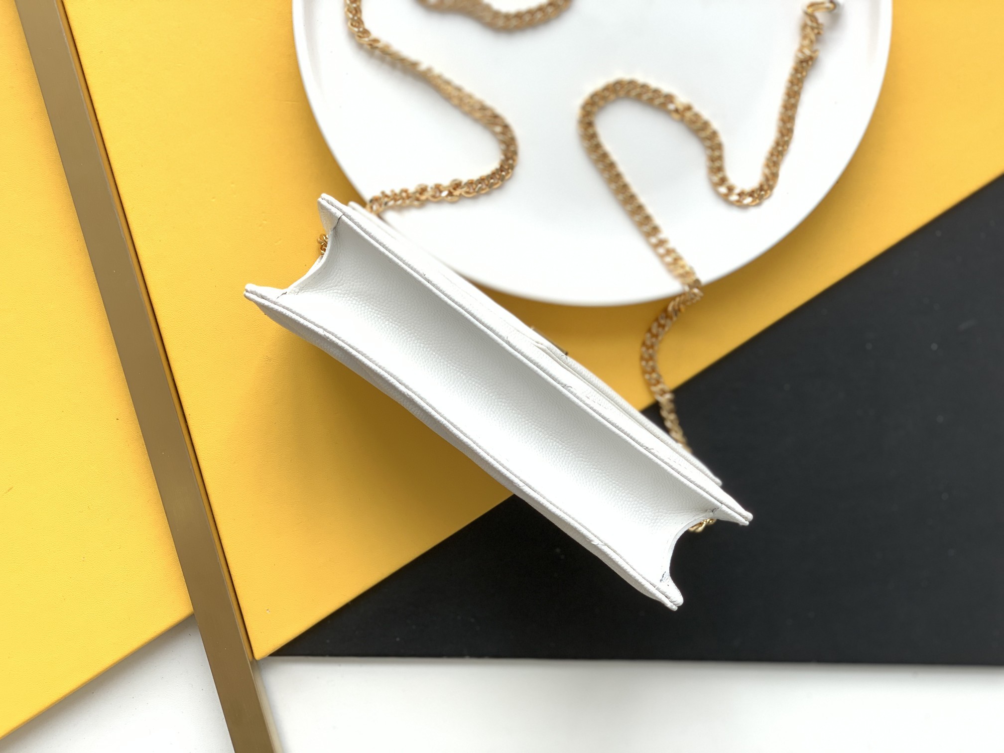 세인트로랑 엔벨로프 체인 크로스백 화이트 금장 (19cm)