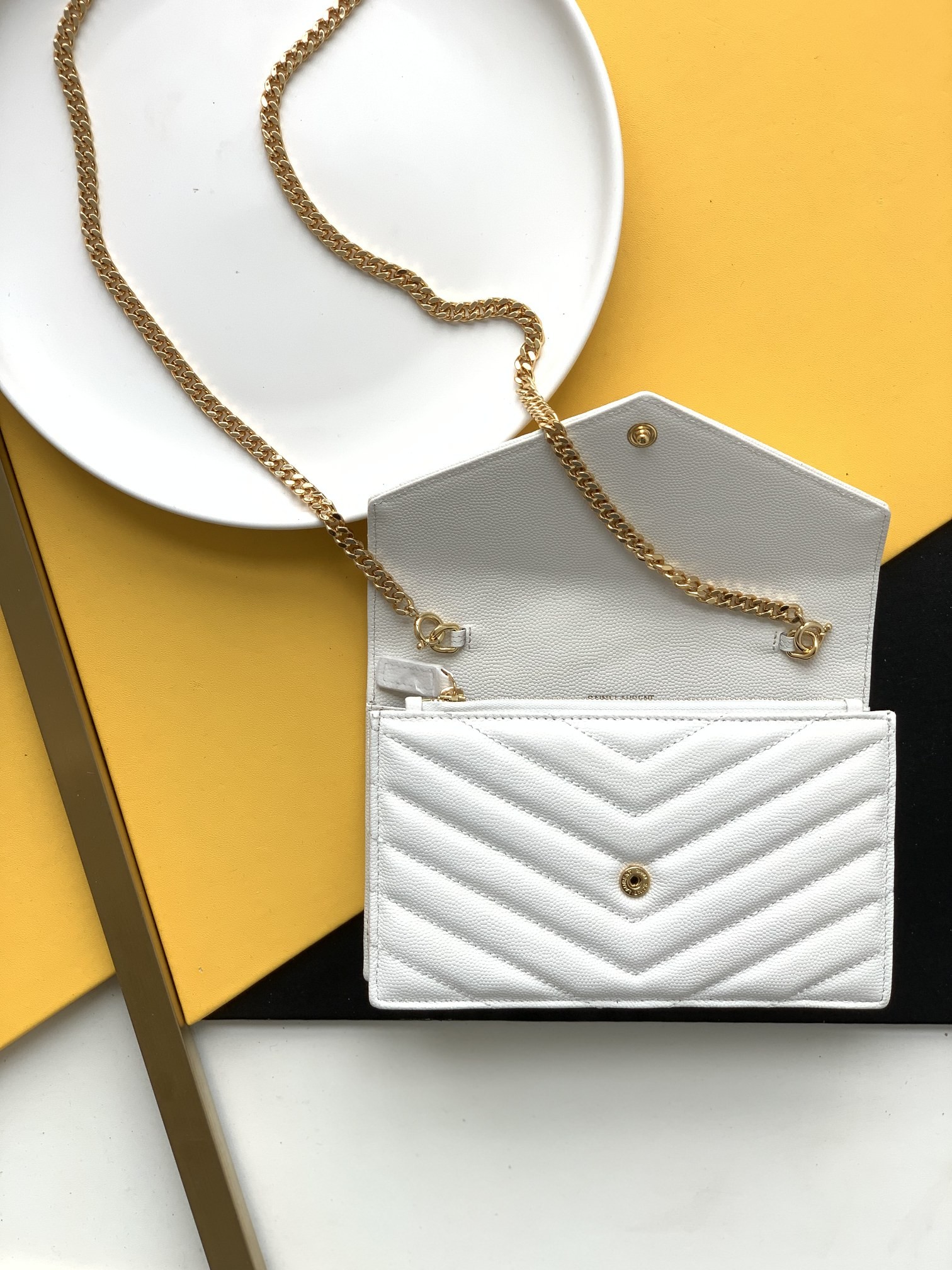 세인트로랑 엔벨로프 체인 크로스백 화이트 금장 (19cm)