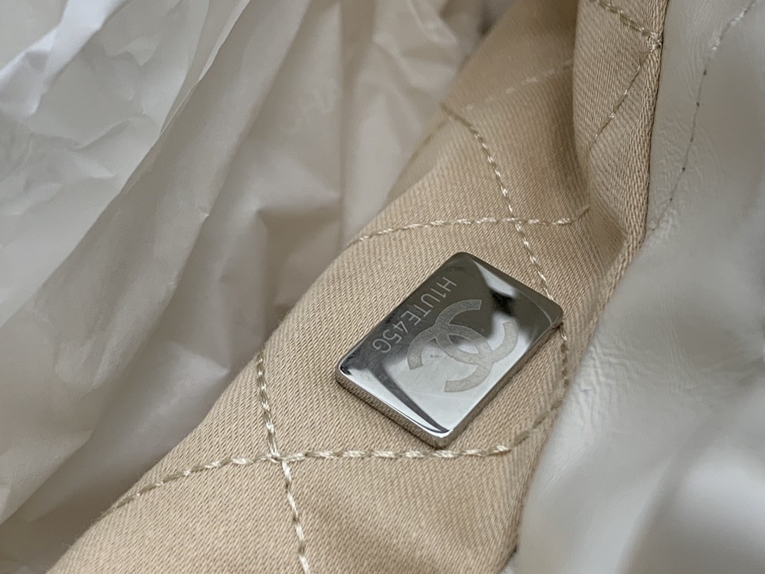 샤넬 22백 카프스킨 화이트 / 실버 메탈(미니)