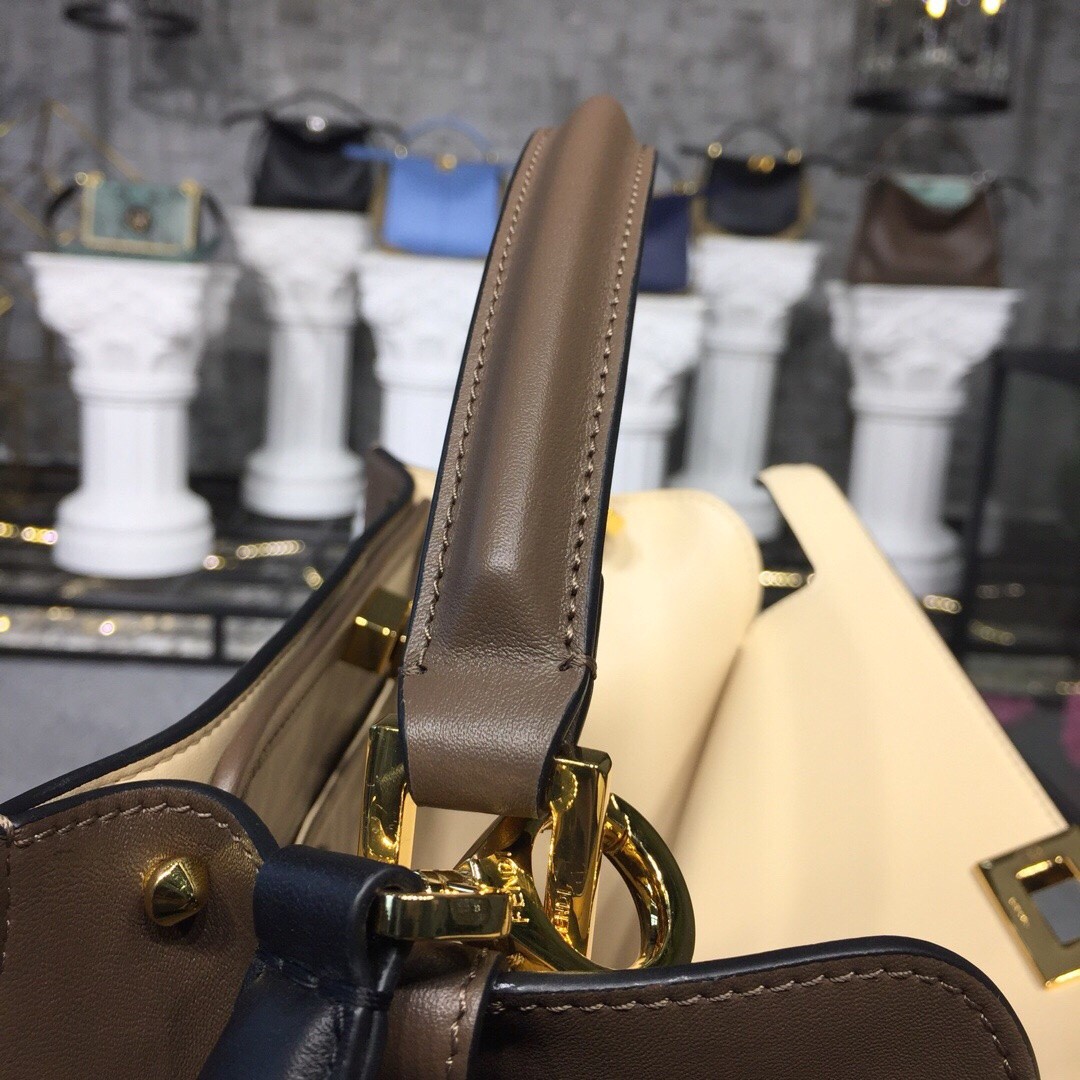 펜디 피카부 X-라이트 토트백