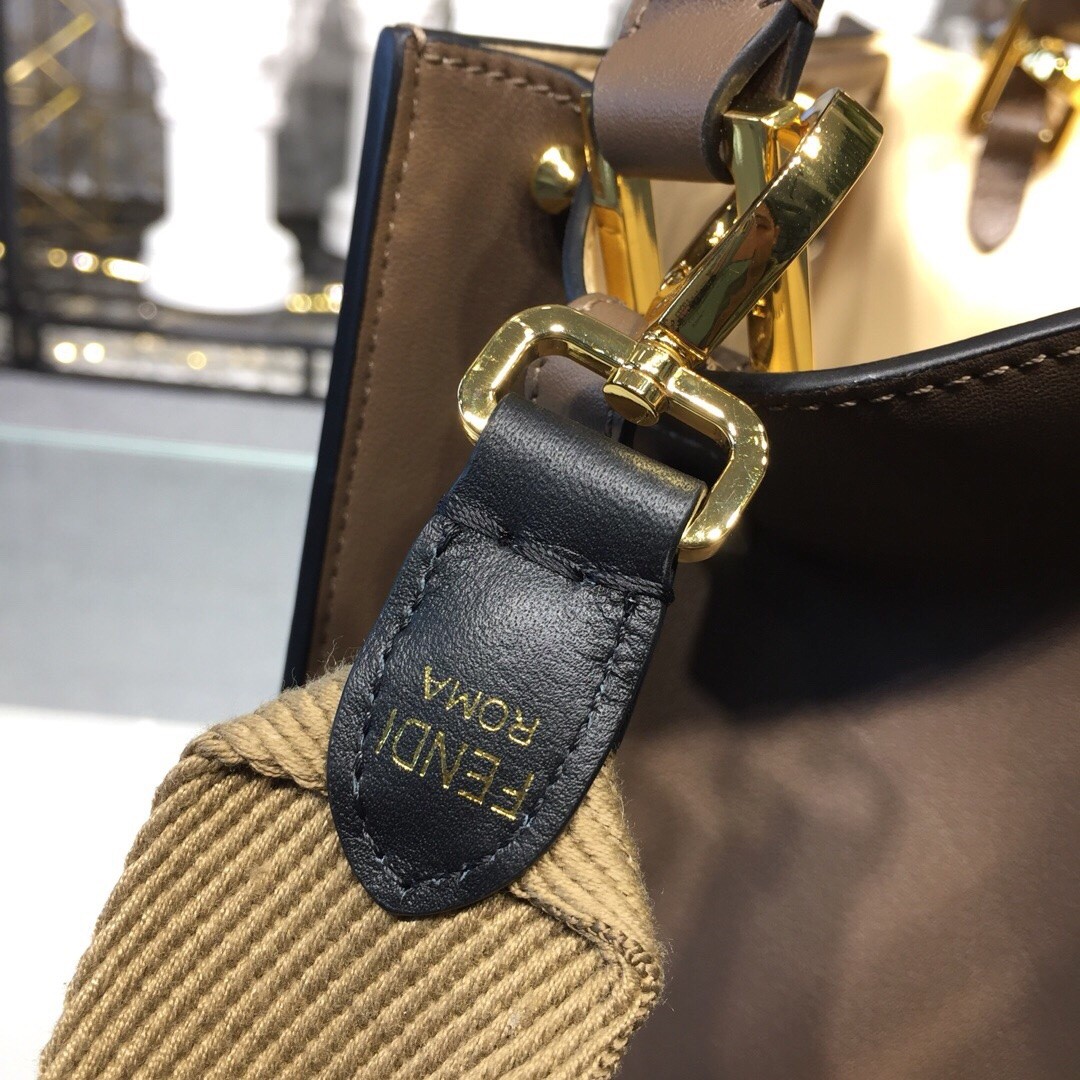 펜디 피카부 X-라이트 토트백