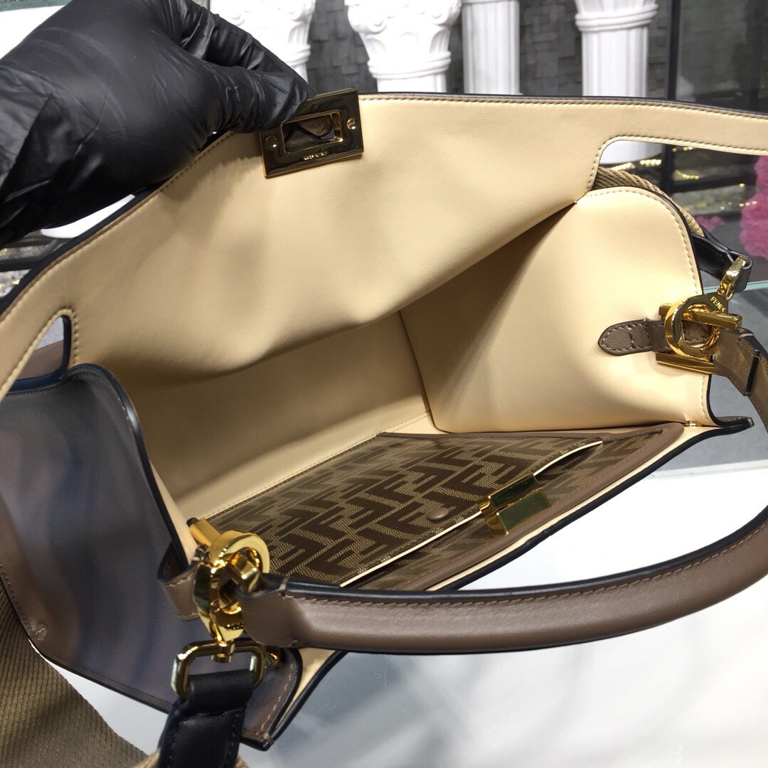 펜디 피카부 X-라이트 토트백