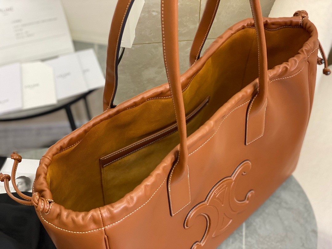 [CELINE-셀린느] 퀴르 트리옹프 드로우스트링 카바스 - 부드러운 카프스킨 탠 [백경]