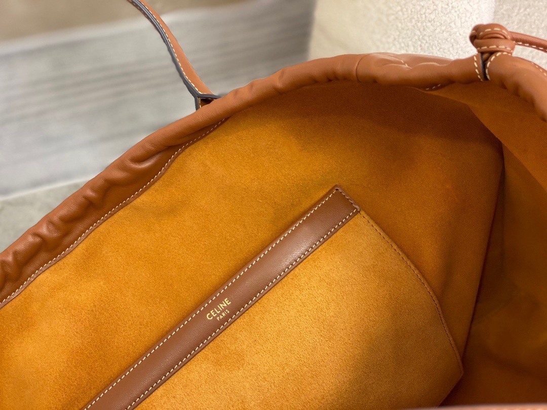 [CELINE-셀린느] 퀴르 트리옹프 드로우스트링 카바스 - 부드러운 카프스킨 탠 [백경]