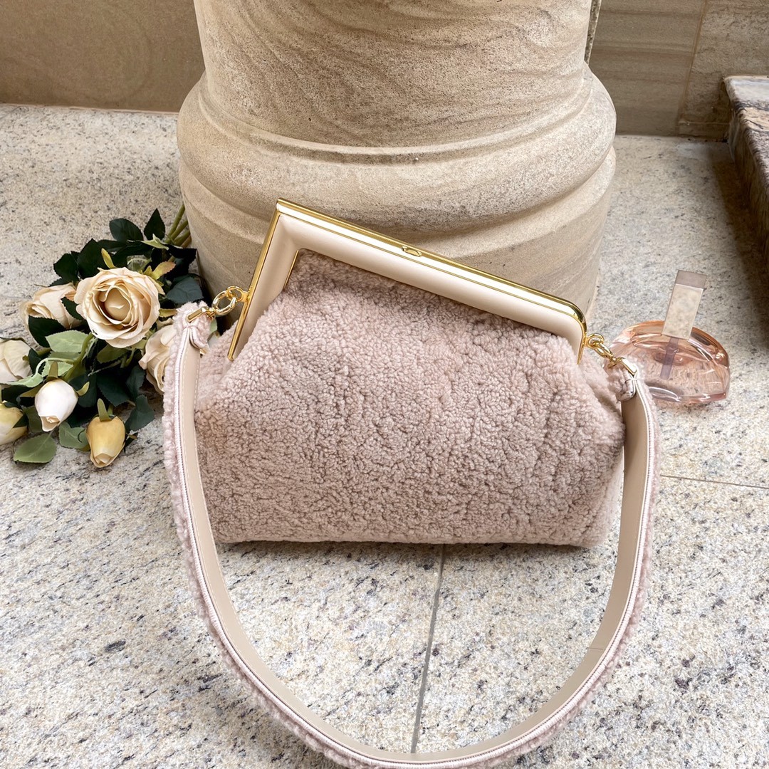 펜디 퍼스트 미디움 숄더백