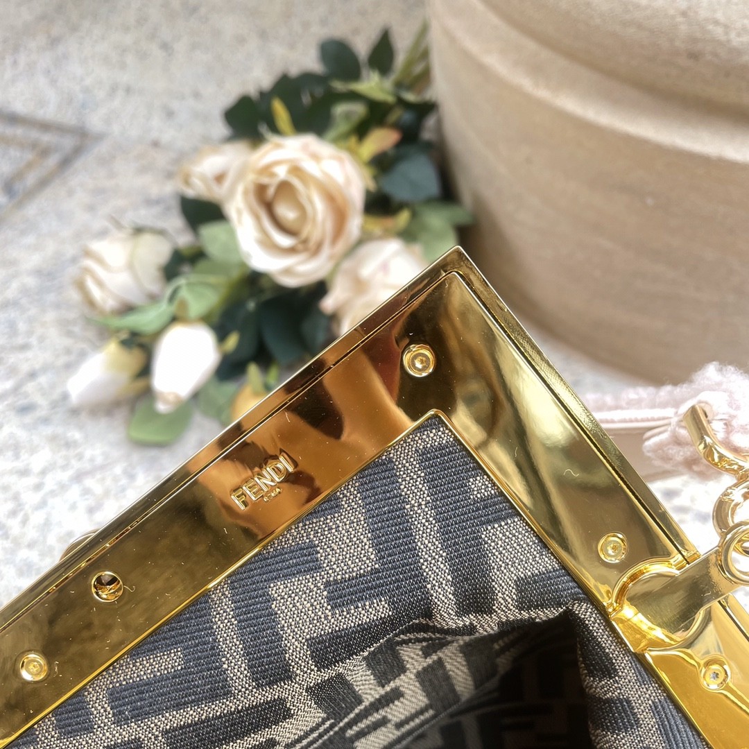 펜디 퍼스트 미디움 숄더백