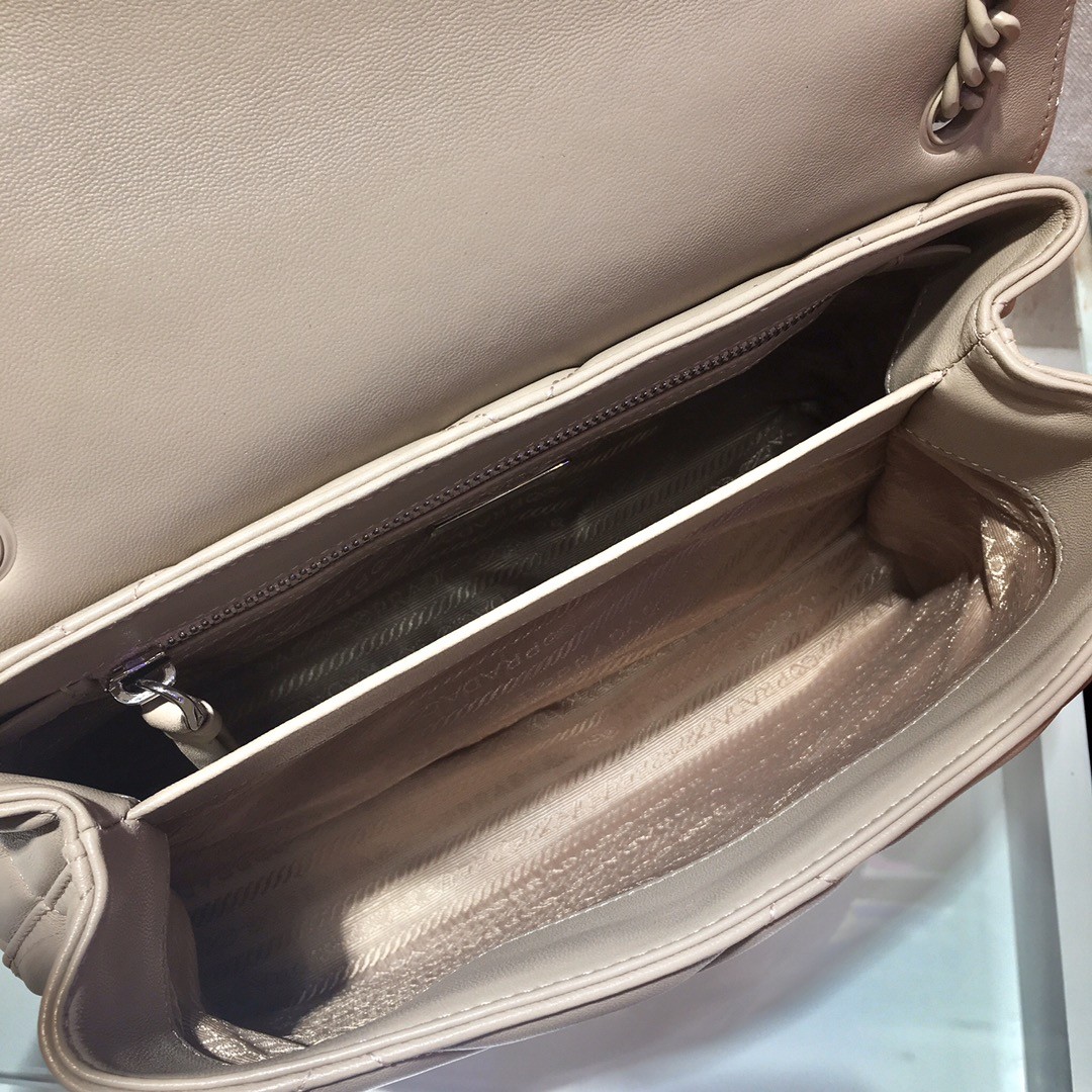 프라다 스펙트럼 나파 레더 숄더백