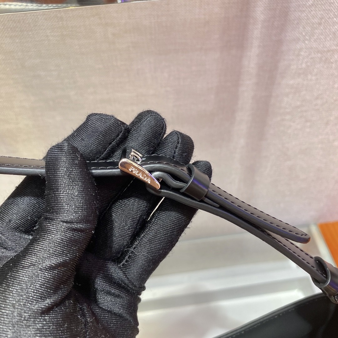 프라다 클레오 브러시드 숄더백
