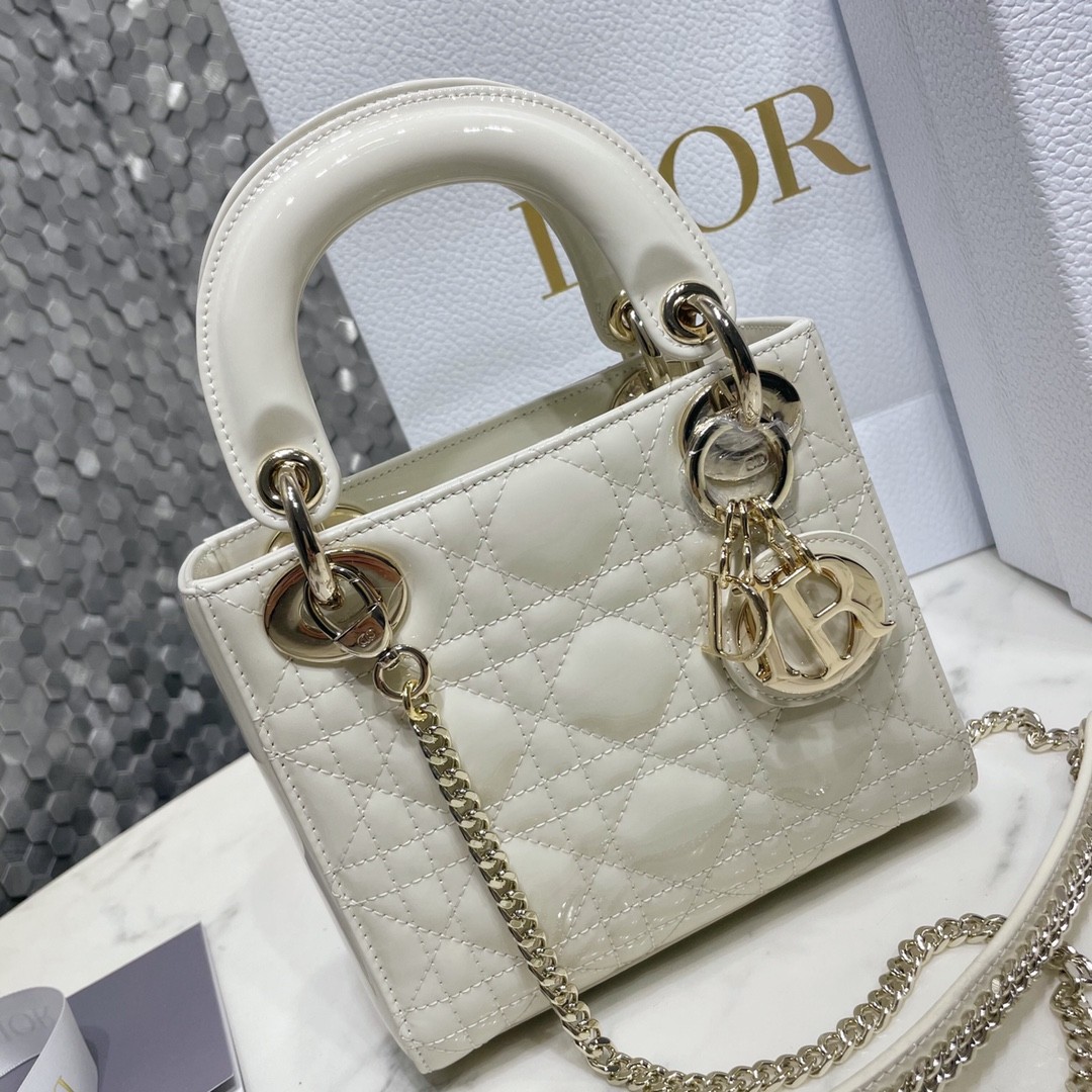 디올 레이디백 미니 페이던트 금장 (화이트)