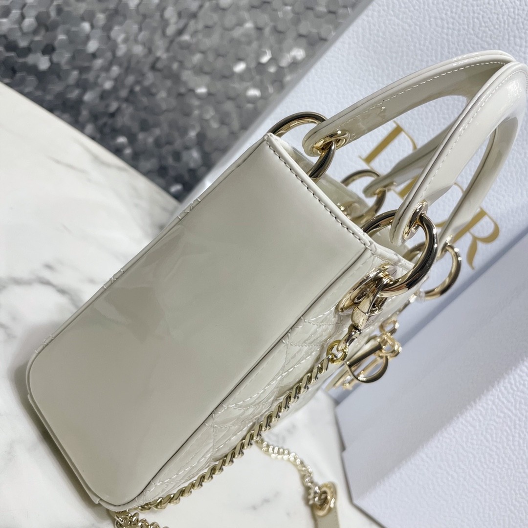 디올 레이디백 미니 페이던트 금장 (화이트)