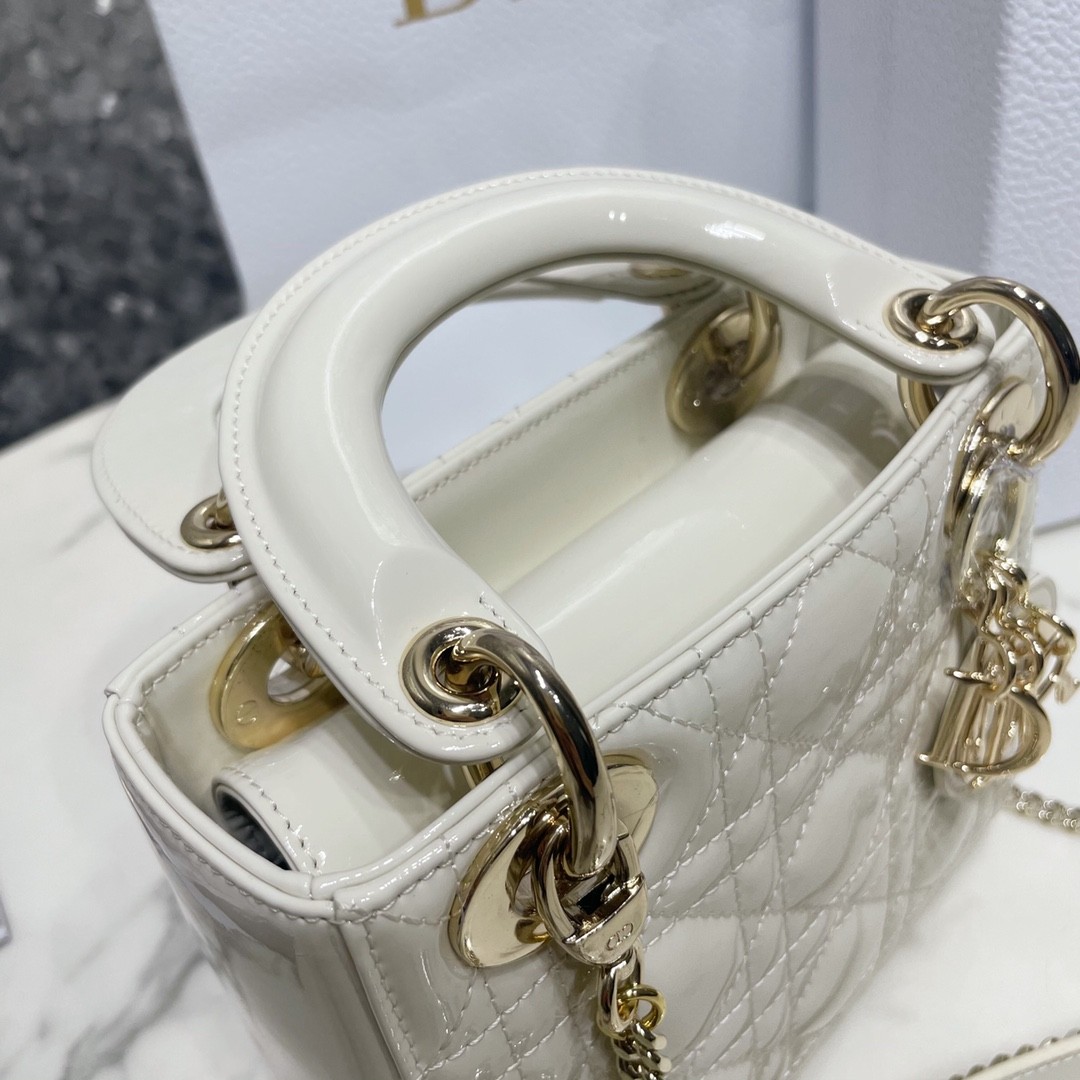 디올 레이디백 미니 페이던트 금장 (화이트)