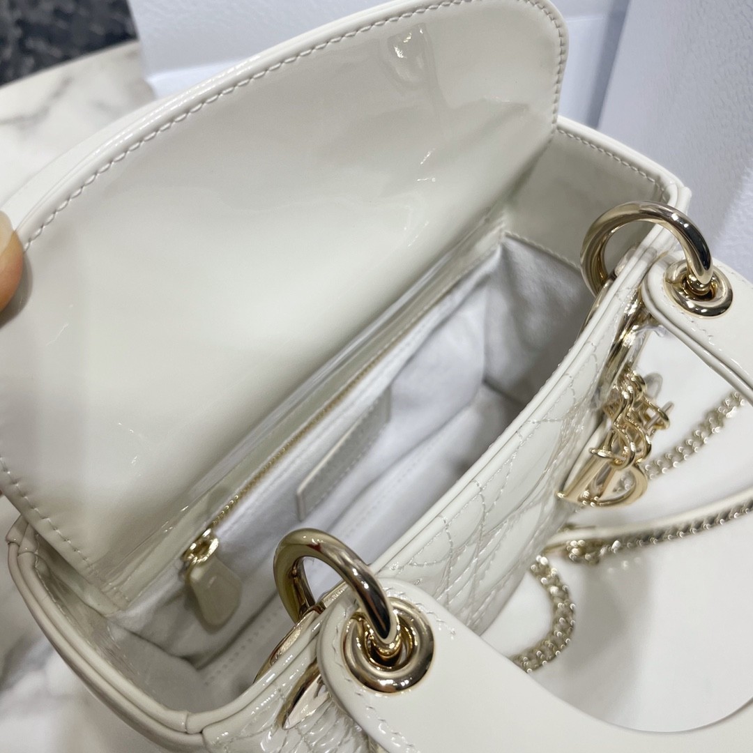 디올 레이디백 미니 페이던트 금장 (화이트)