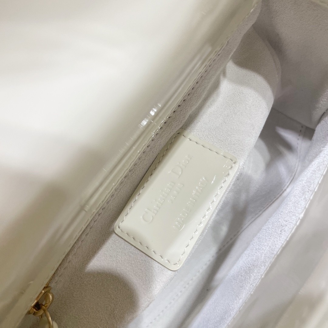 디올 레이디백 미니 페이던트 금장 (화이트)