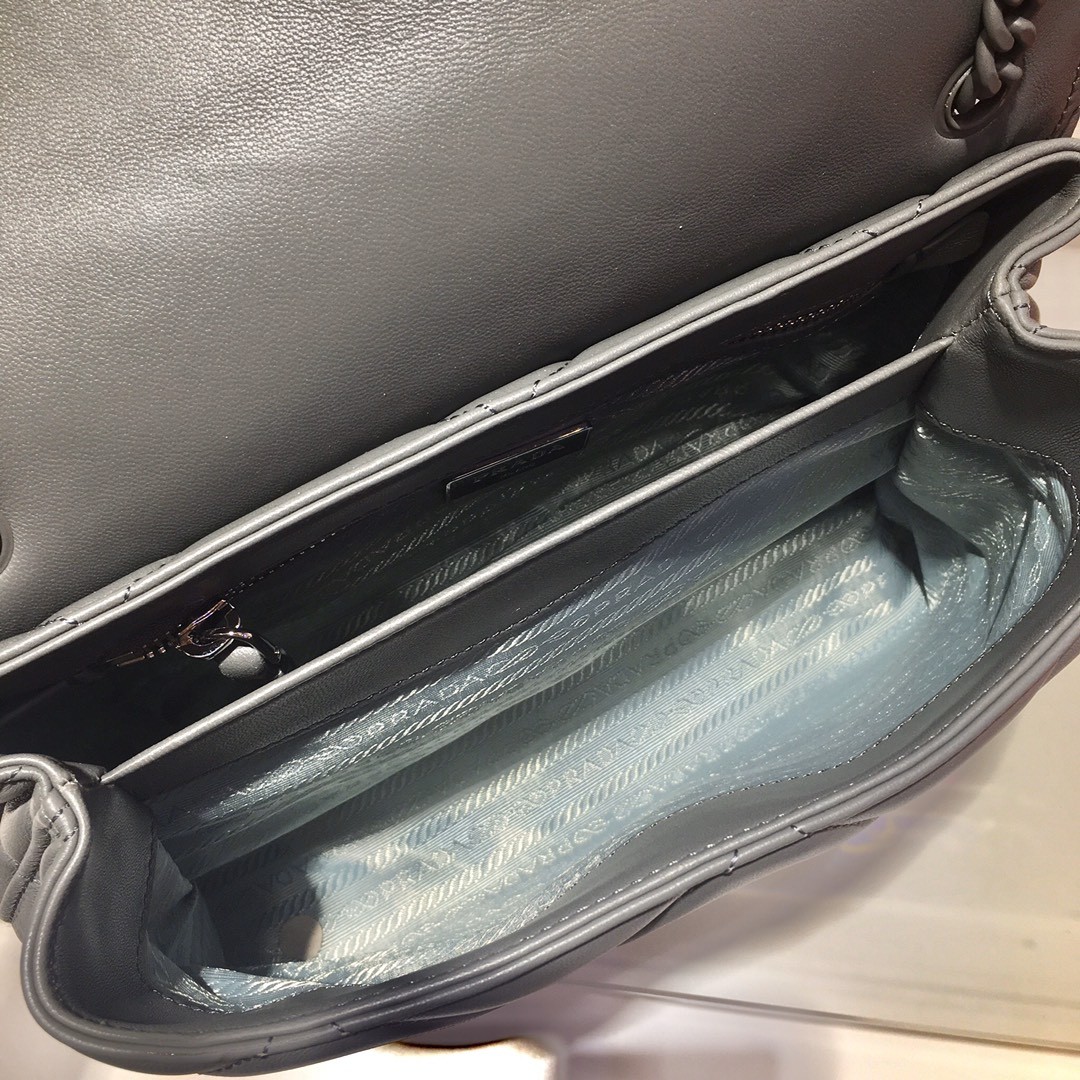 프라다 스펙트럼 나파 가죽 숄더백