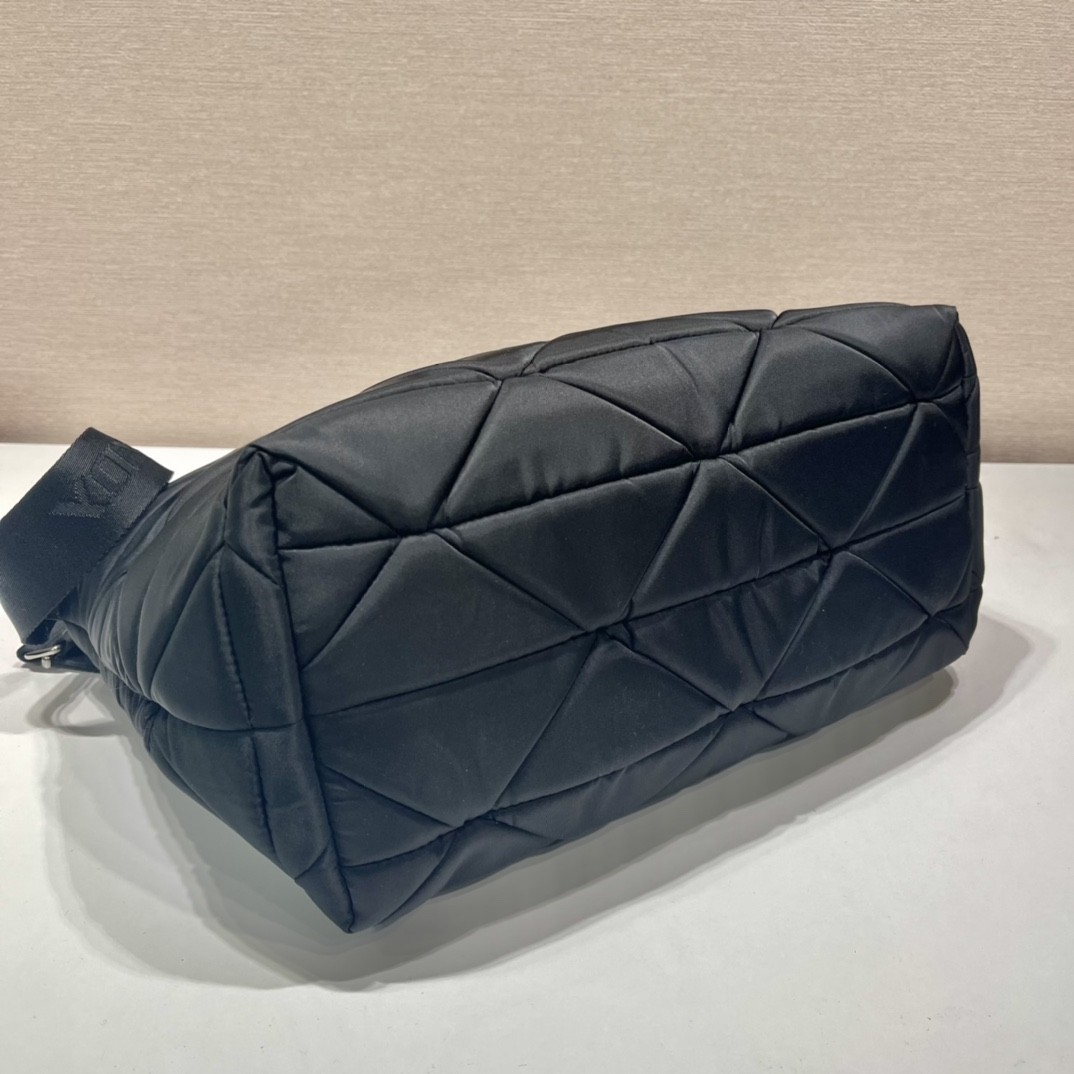 프라다 삼각로고 리나일론 퀄팅 토트백