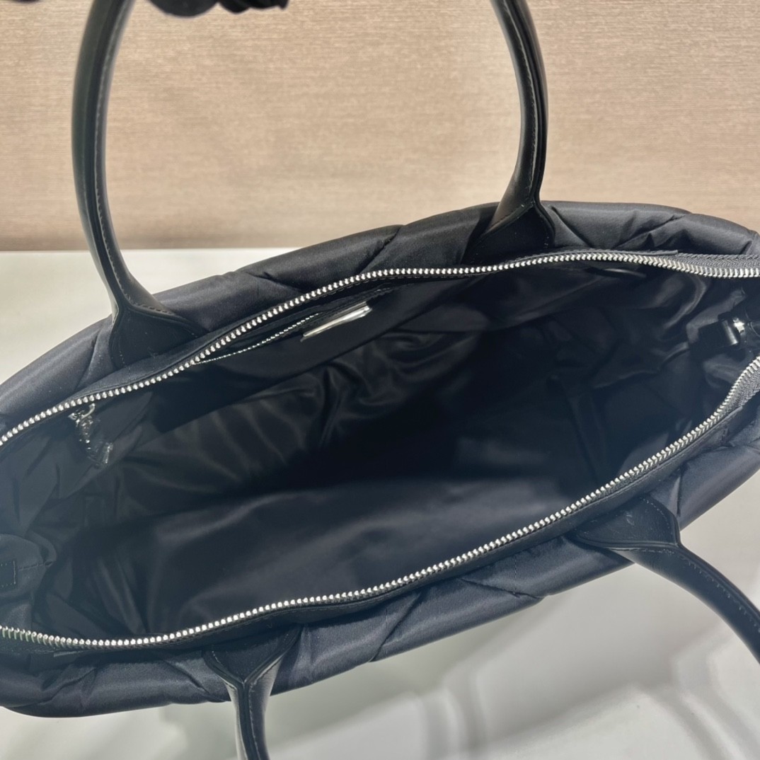 프라다 삼각로고 리나일론 퀄팅 토트백