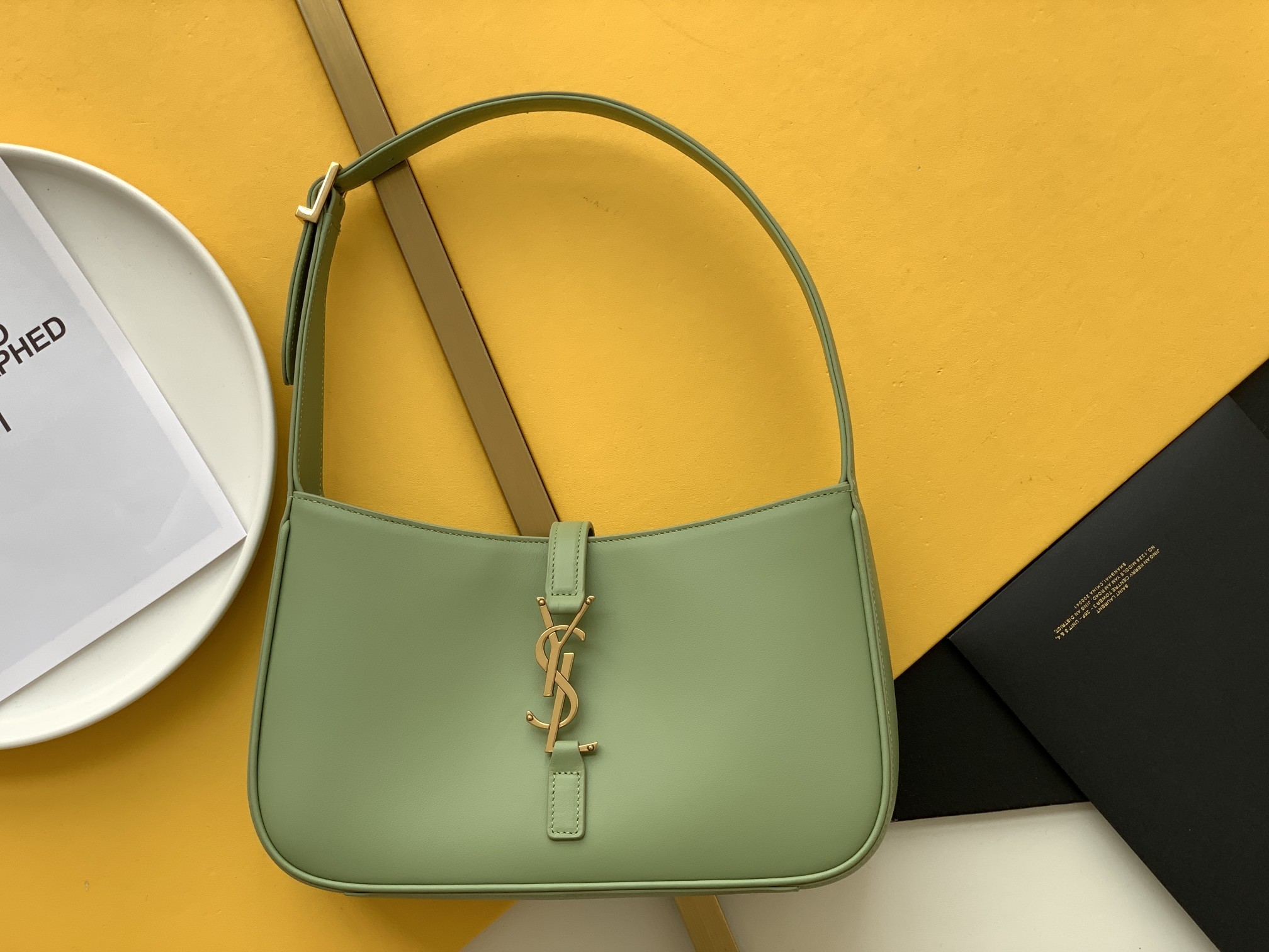 세인트로랑 스무스 레더 LE 5A7 스몰 호보백 (올리브그린)
