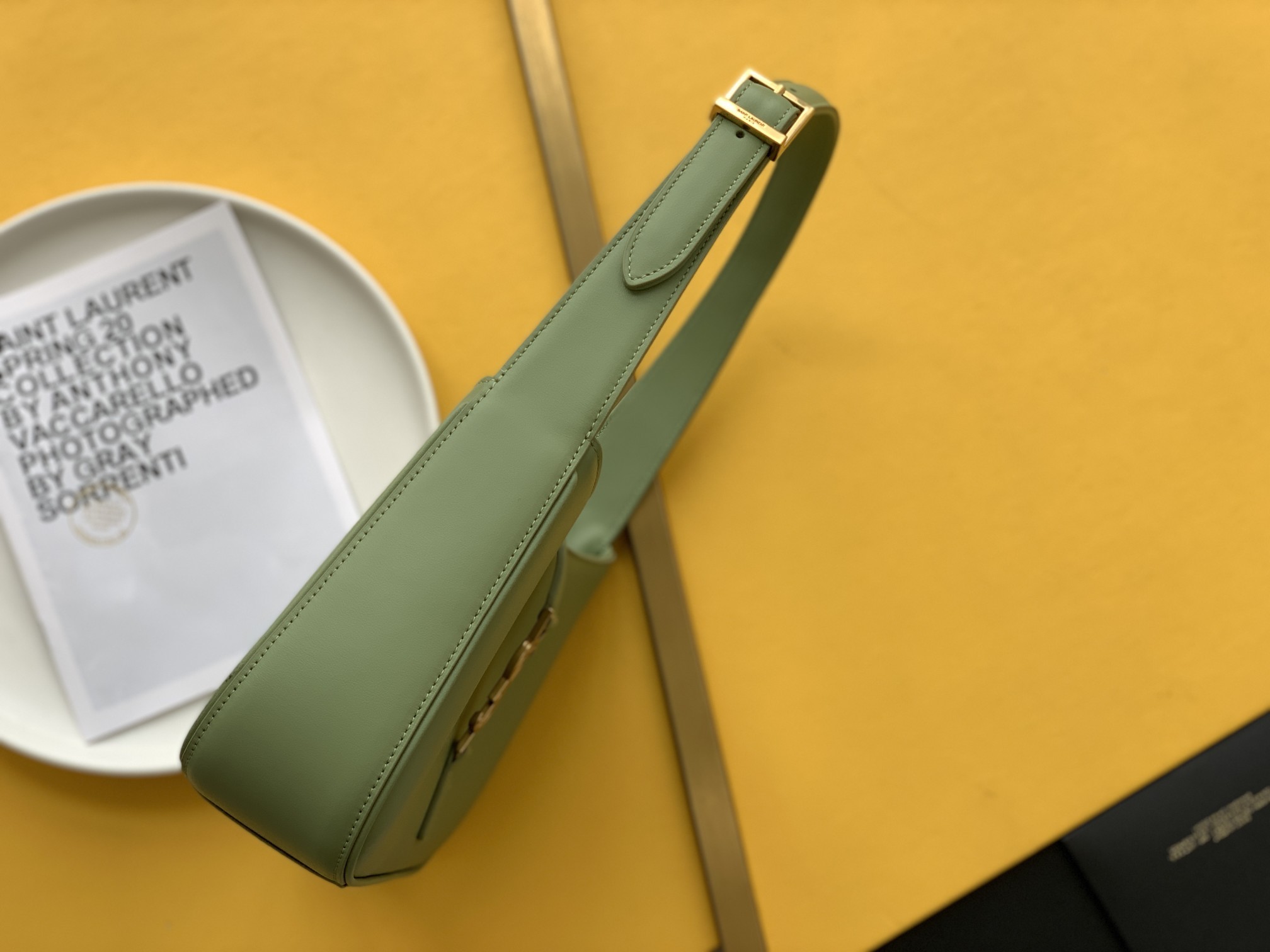 세인트로랑 스무스 레더 LE 5A7 스몰 호보백 (올리브그린)