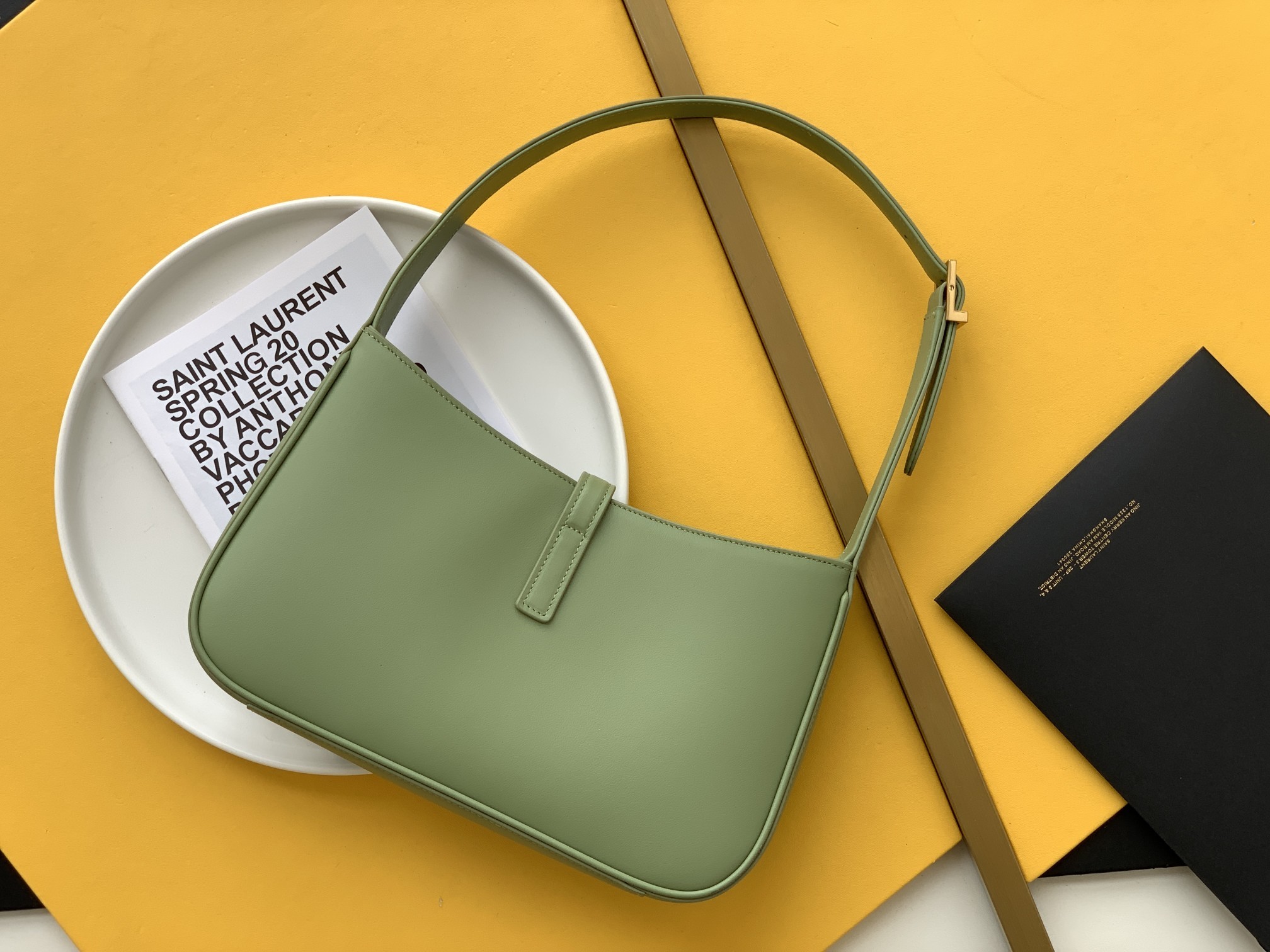 세인트로랑 스무스 레더 LE 5A7 스몰 호보백 (올리브그린)